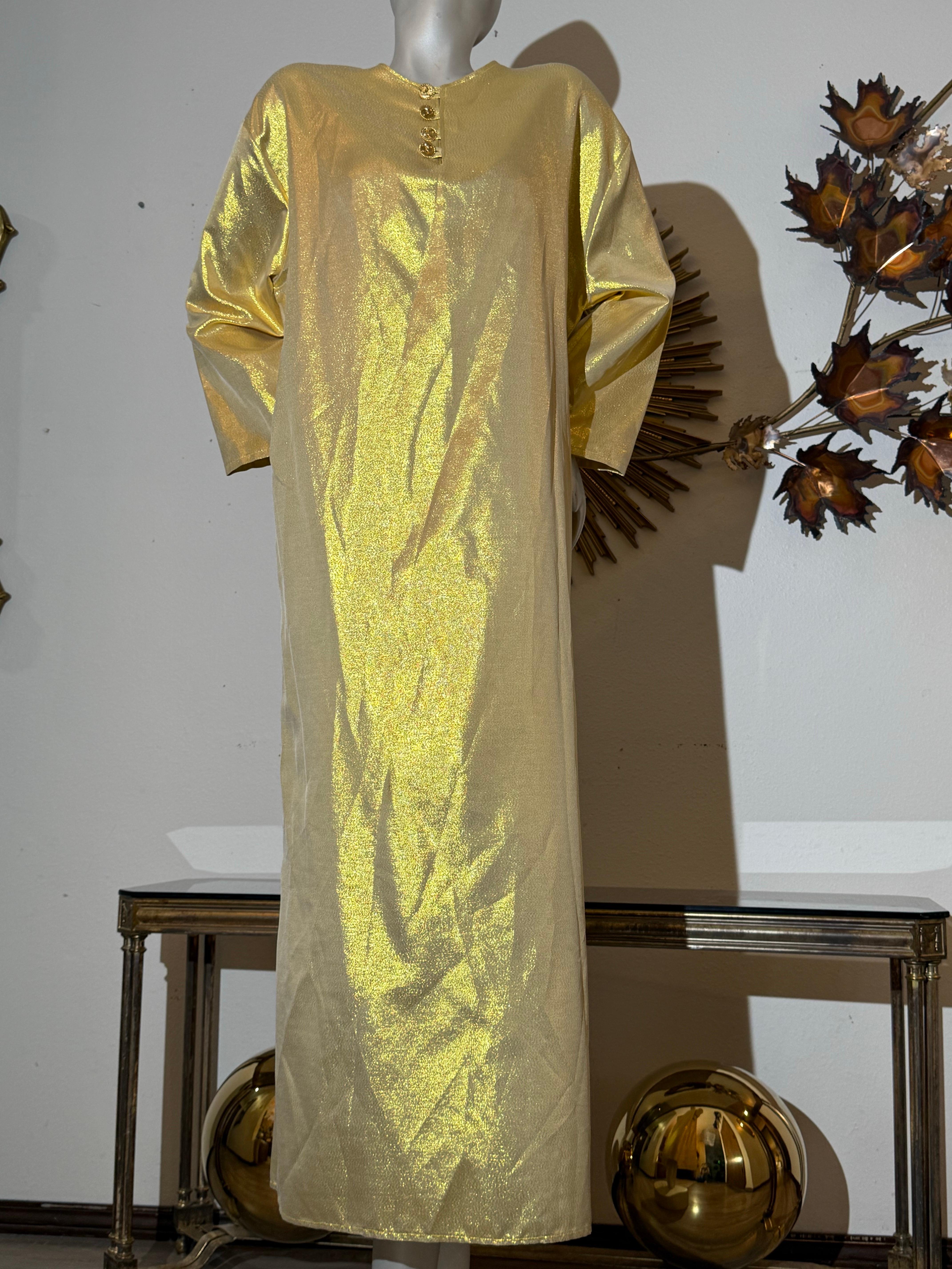 Caftan sur mesure en soie lamée or avec boutons dorés du logo Chanel 