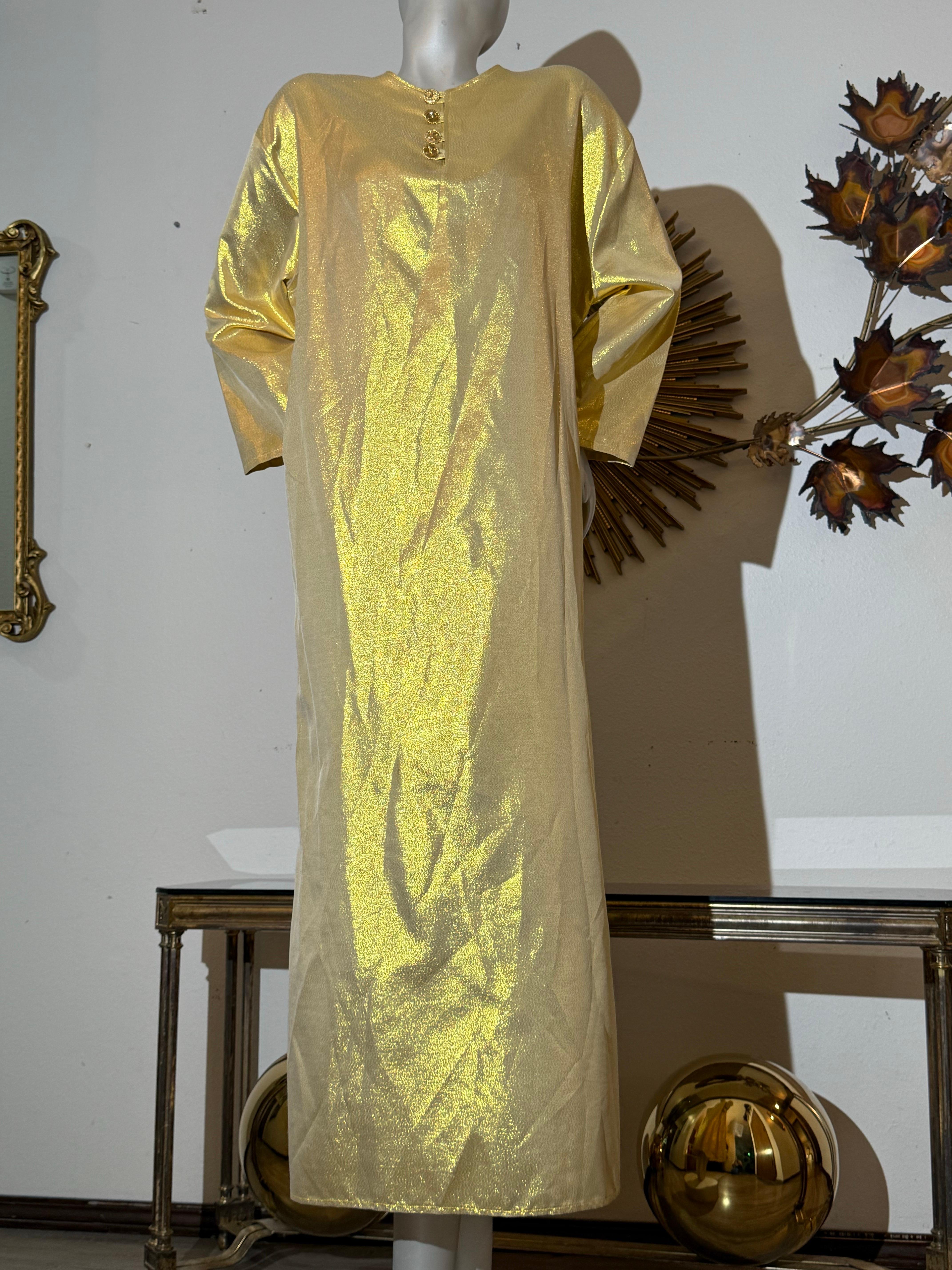 Caftan sur mesure en soie lamée or avec boutons dorés du logo Chanel 