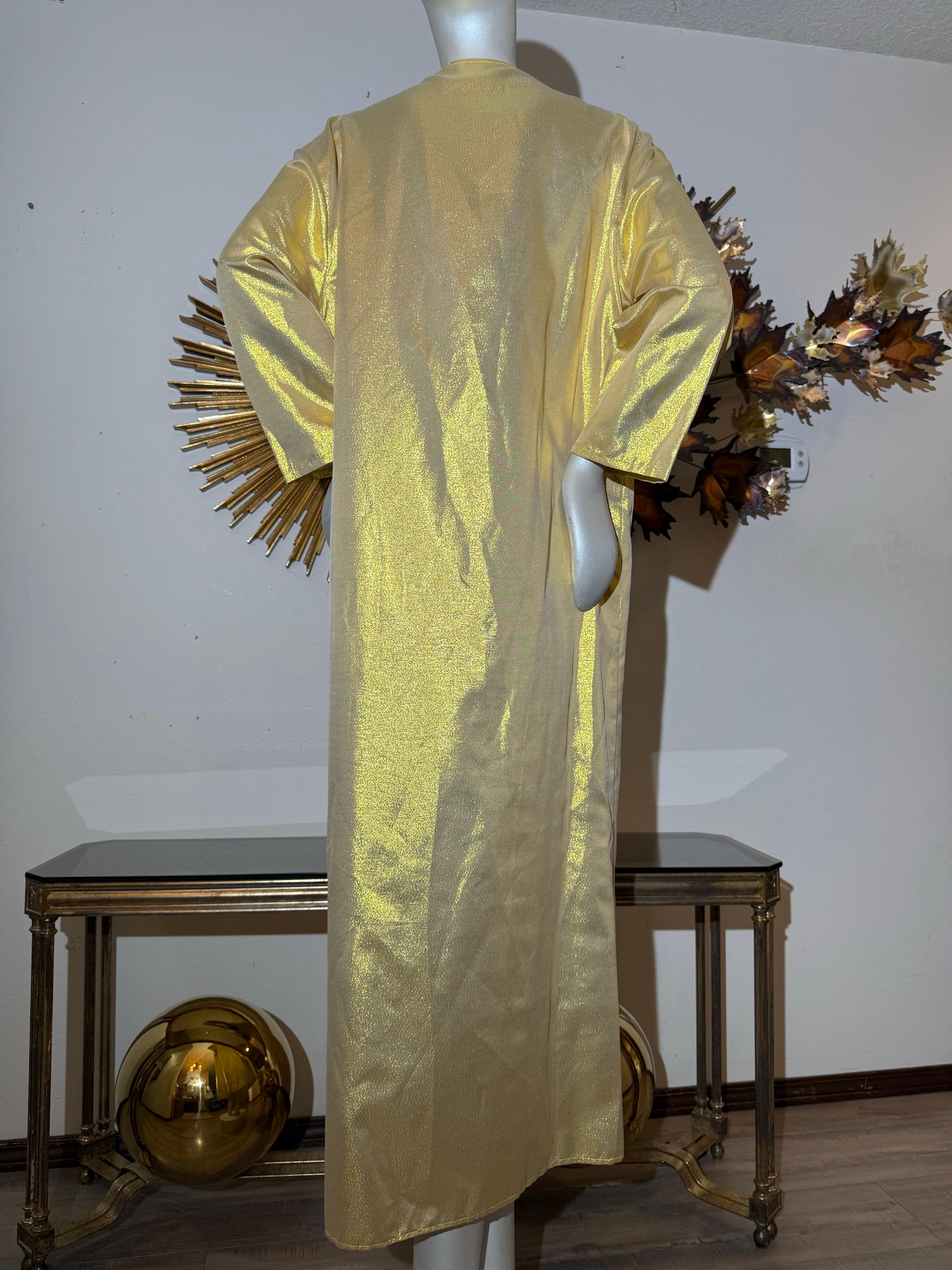Caftan sur mesure en soie lamée or avec boutons dorés du logo Chanel 