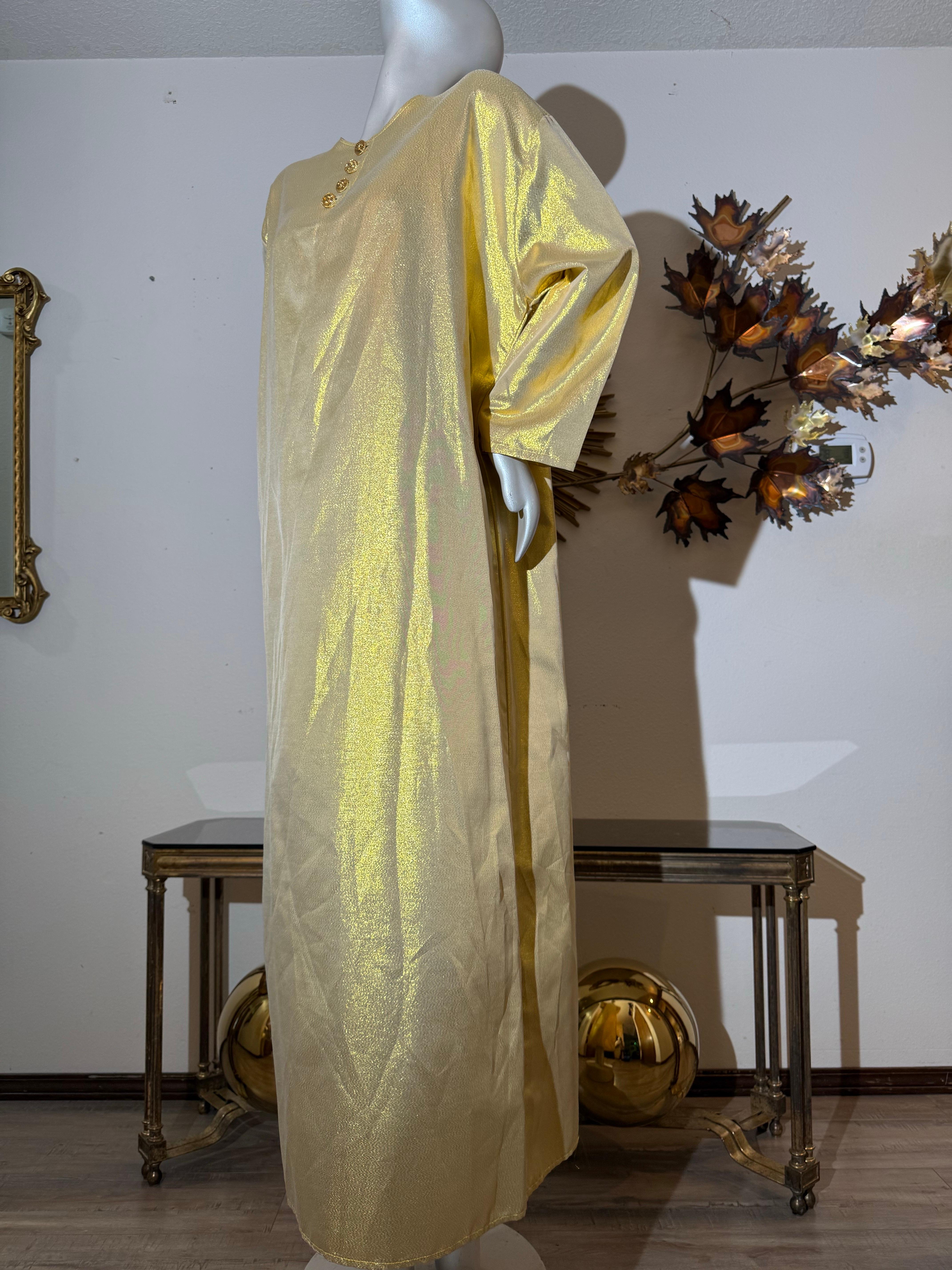 Caftan sur mesure en soie lamée or avec boutons dorés du logo Chanel 