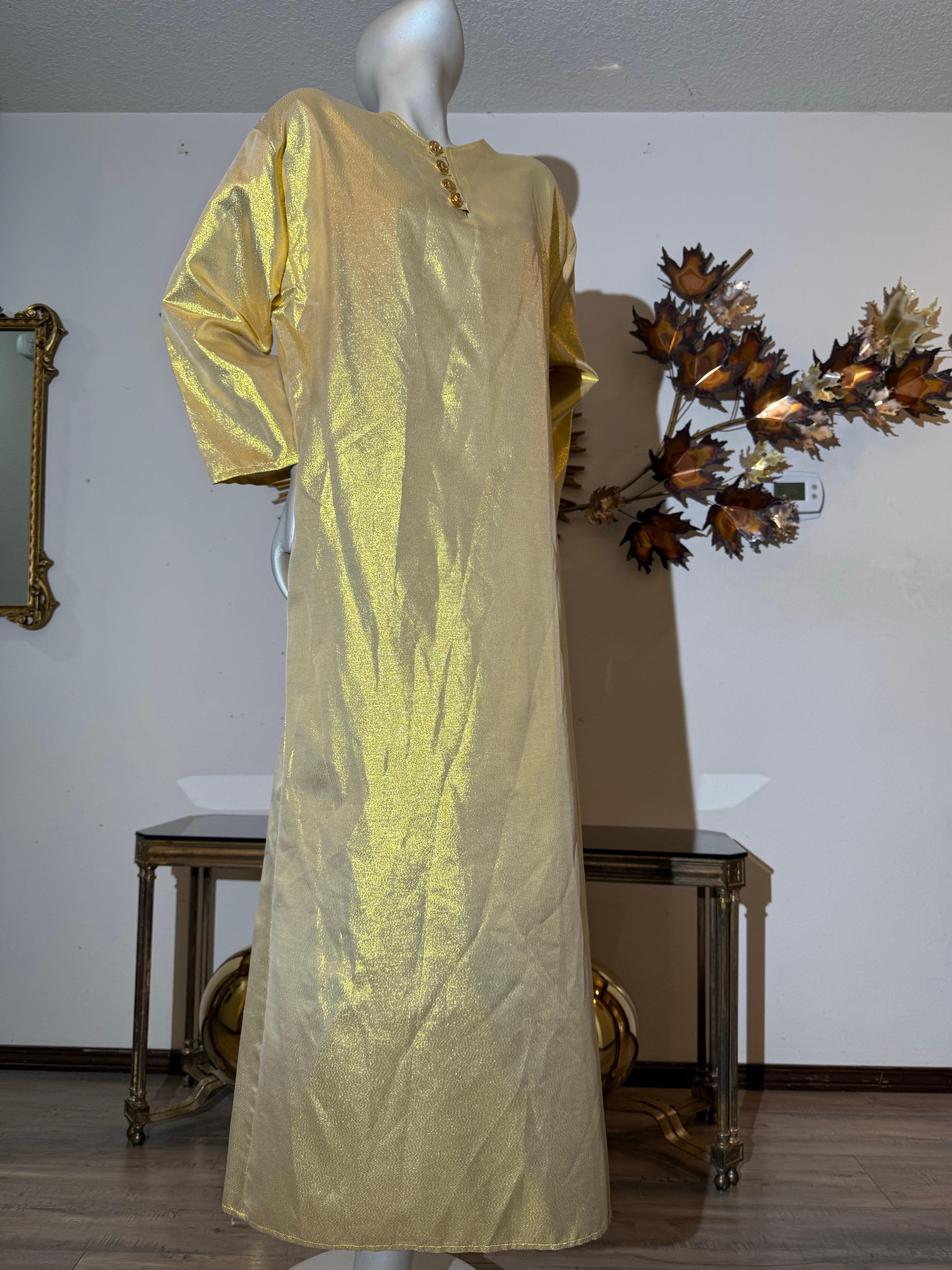 Caftan sur mesure en soie lamée or avec boutons dorés du logo Chanel 