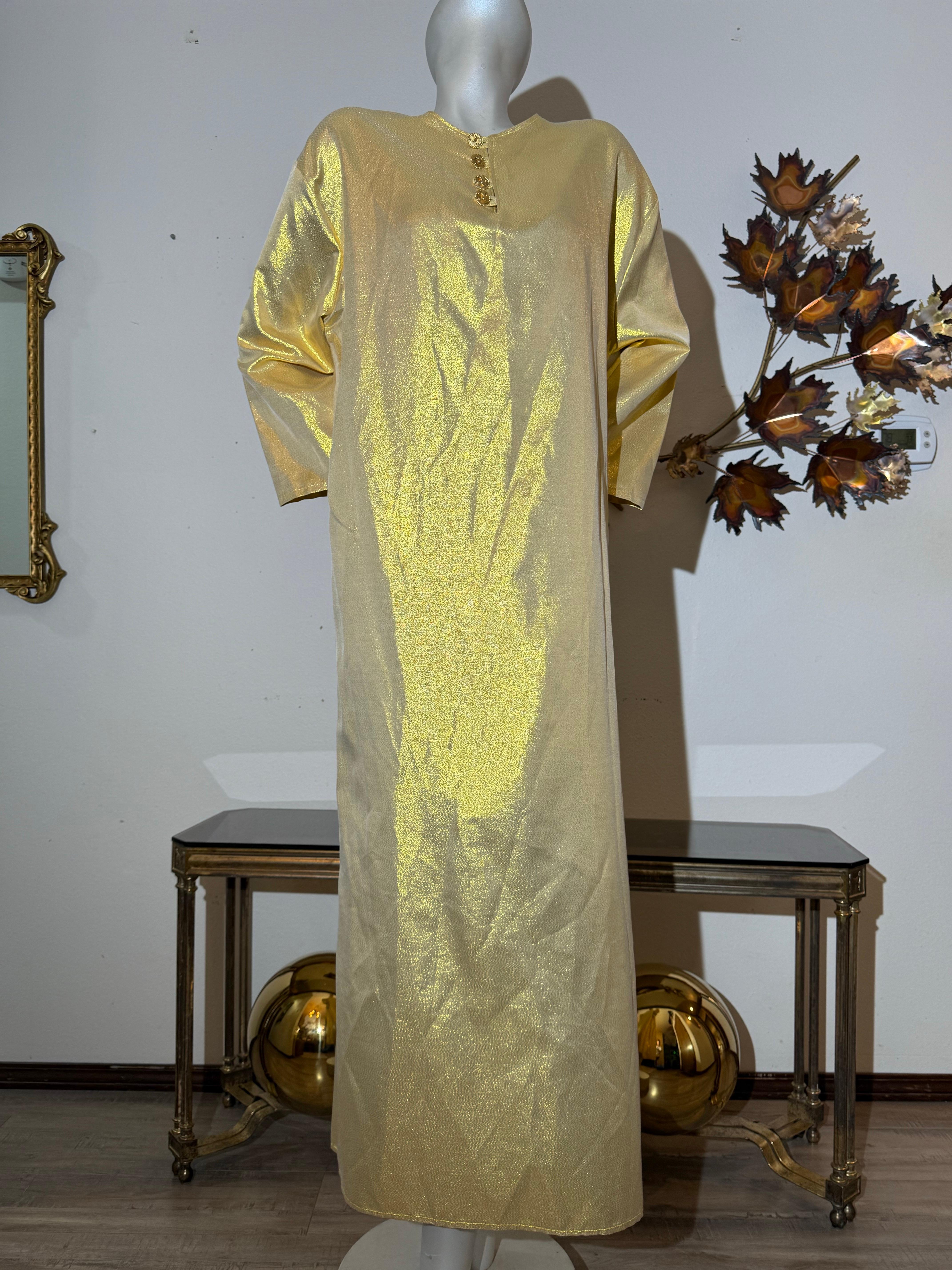 Caftan sur mesure en soie lamée dorée avec boutons dorés du logo Chanel 