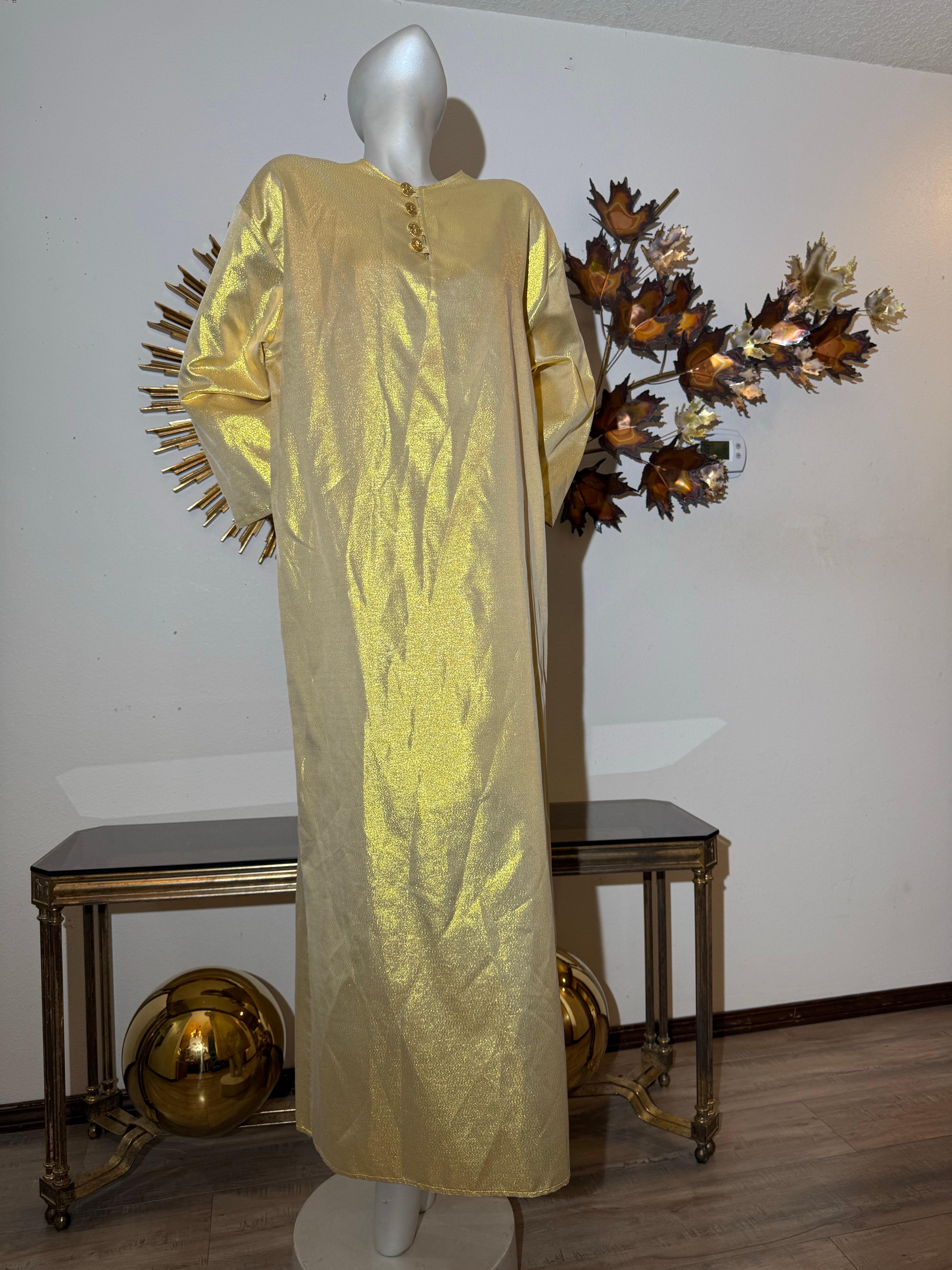 Marron Caftan sur mesure en soie lamée or avec boutons dorés du logo Chanel 