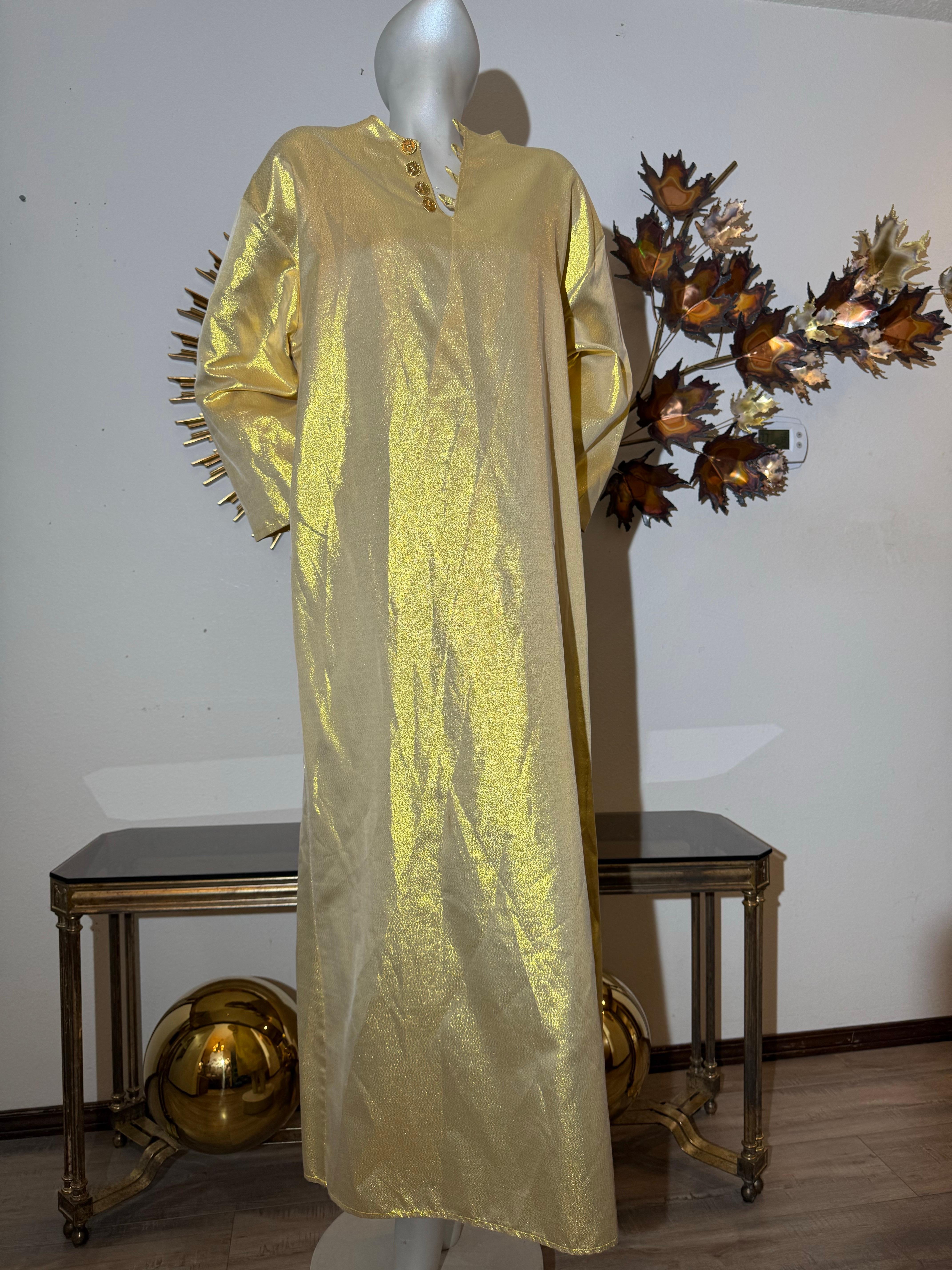 Caftan sur mesure en soie lamée or avec boutons dorés du logo Chanel 
