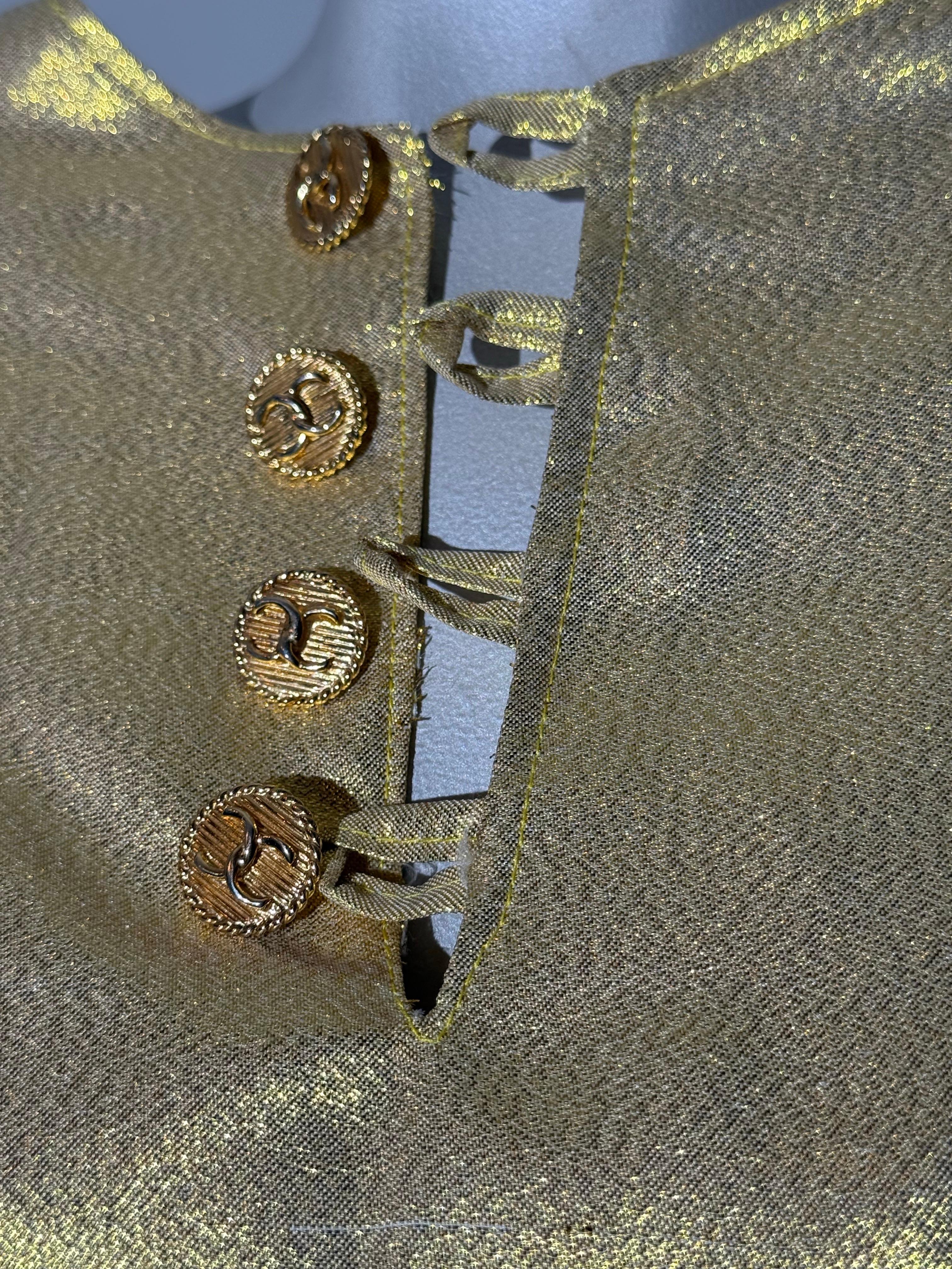 Caftan sur mesure en soie lamée or avec boutons dorés du logo Chanel 