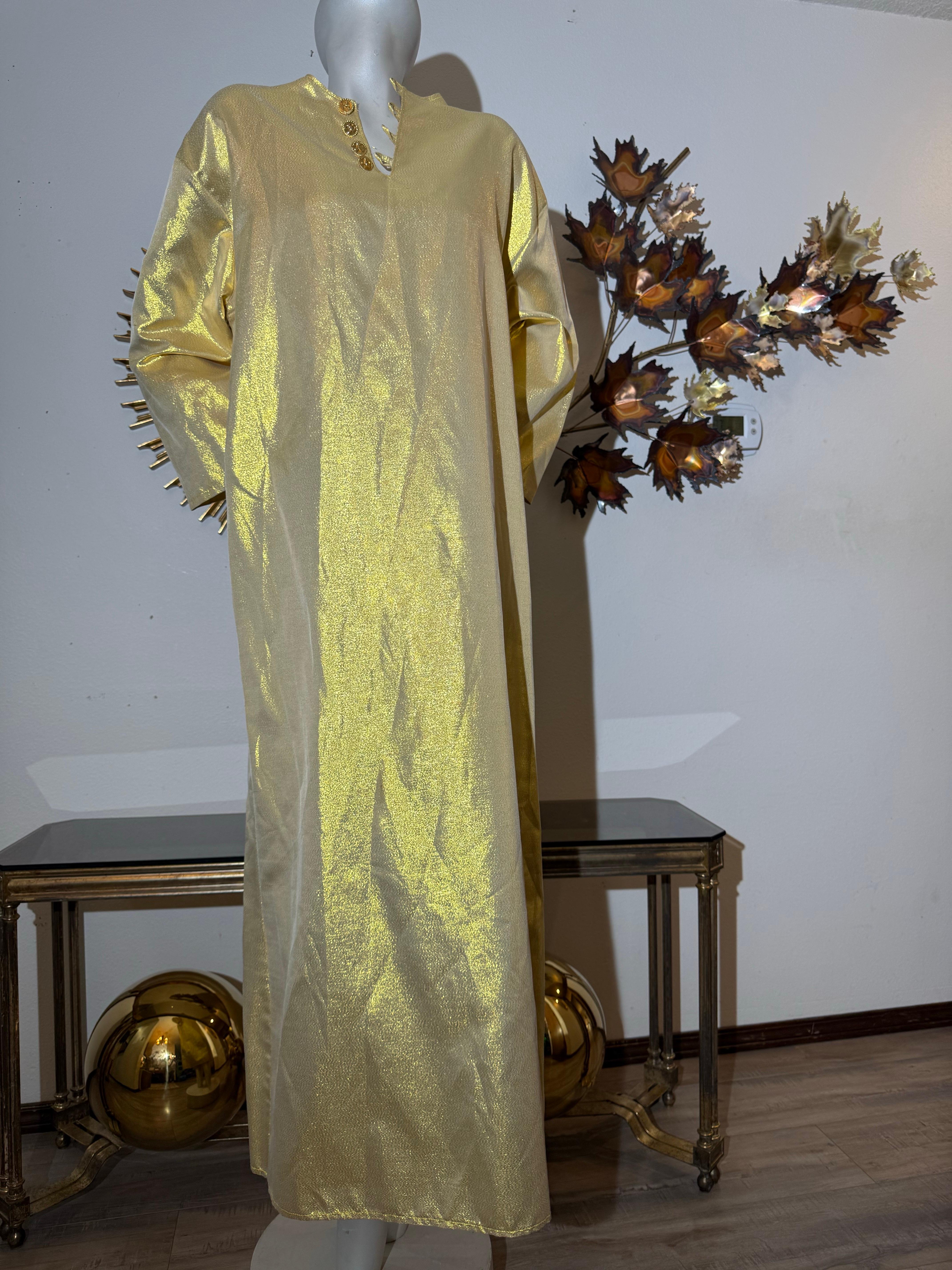 Caftan sur mesure en soie lamée or avec boutons dorés du logo Chanel 