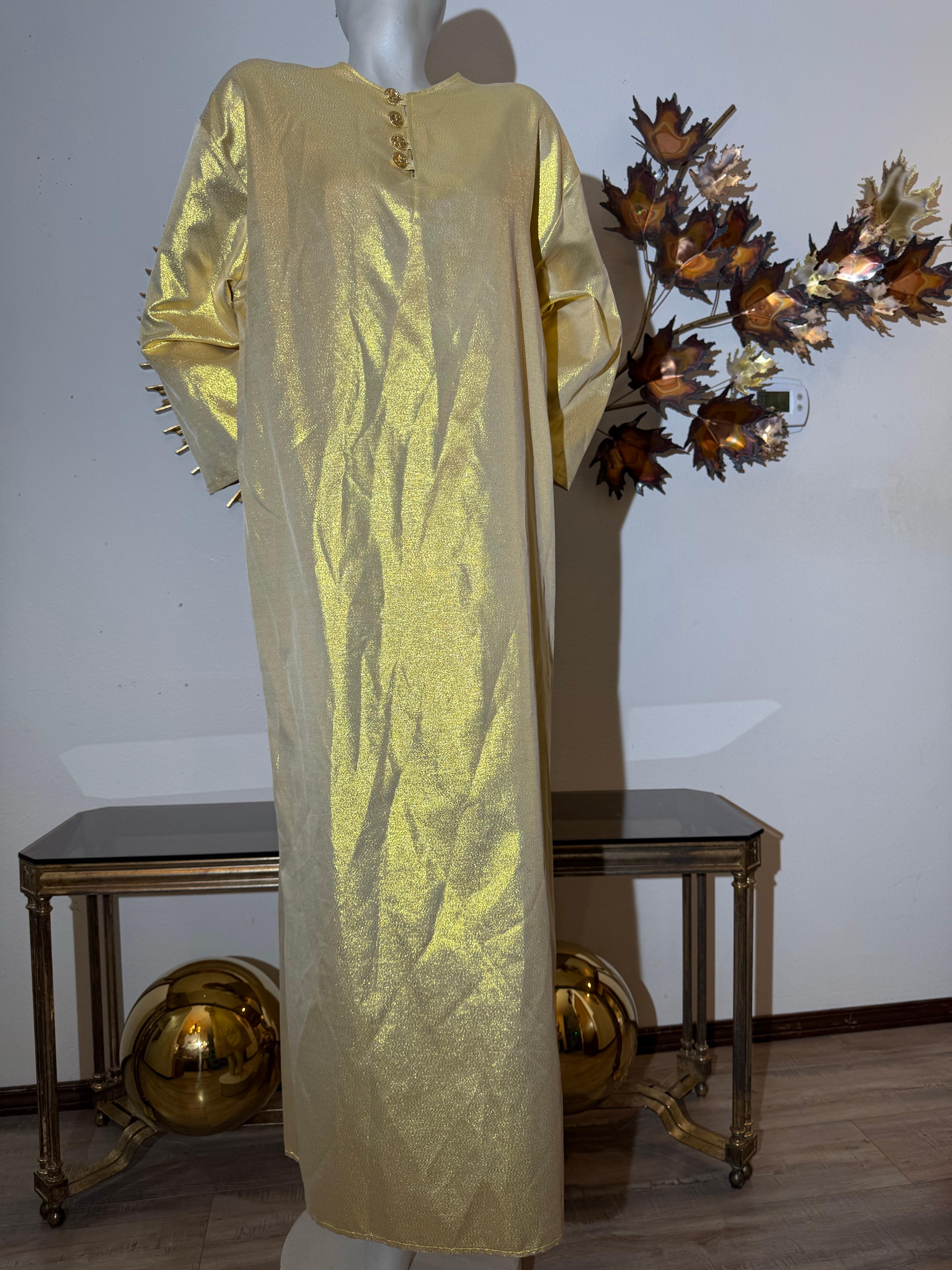 Caftan sur mesure en soie lamée or avec boutons dorés du logo Chanel 