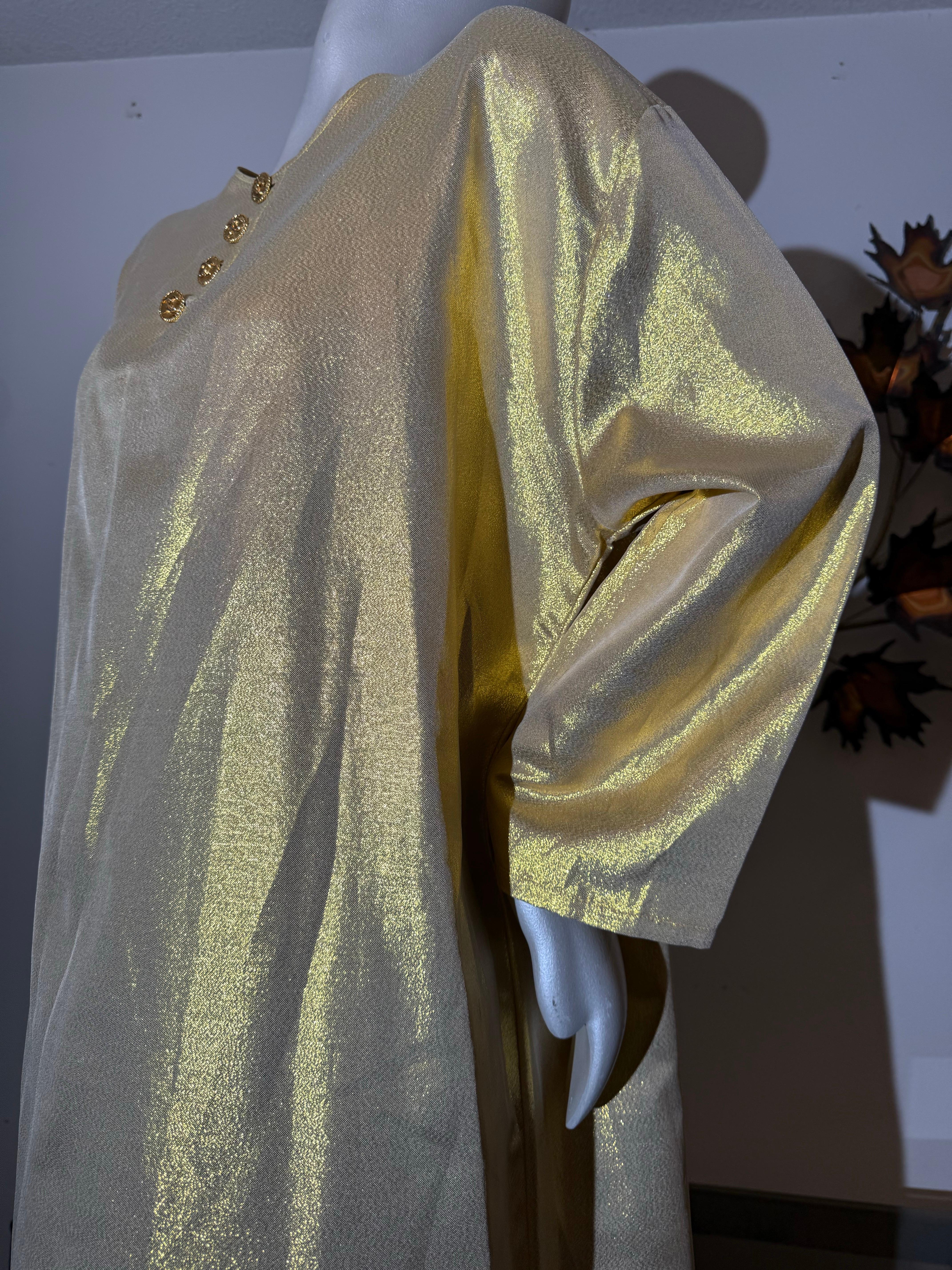 Caftan sur mesure en soie lamée or avec boutons dorés du logo Chanel 