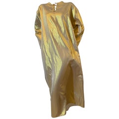 Caftan sur mesure en soie lamée or avec boutons dorés du logo Chanel "CC".