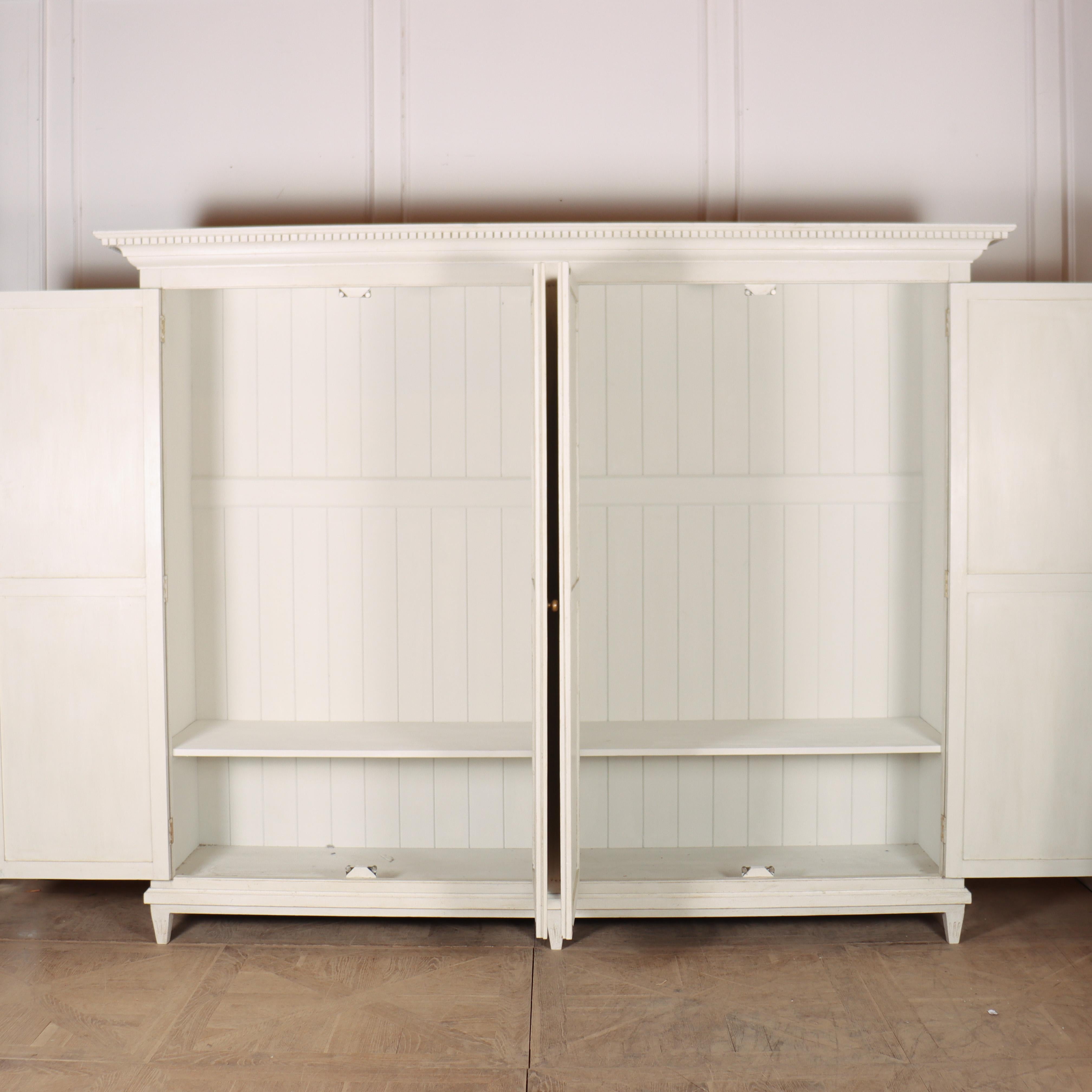 CUSTOM MADE Hängegarderobe im gustavianischen Stil im Angebot 4
