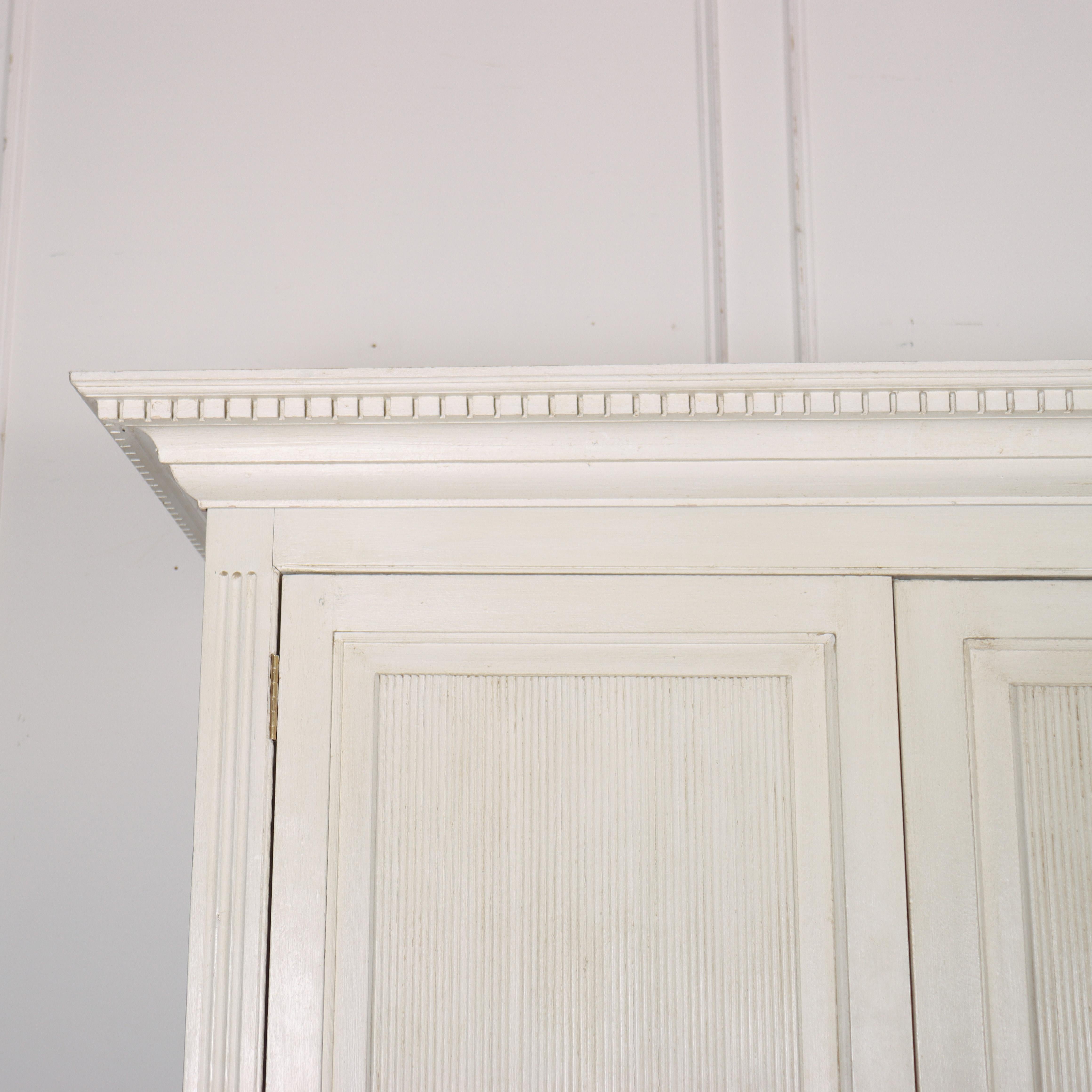 Großer maßgefertigter Hängeschrank aus Kiefer im gustavianischen Stil. 

 

Sockel: 244 x 57,5 x 15 cm

Rechts: 124 x 55 x 187 cm

Links: 120 x 55 x 187 cm

Gesims: 262,5 x 66,5 x 10 cm


Code: 9009

Abmessungen:
W: 103.5