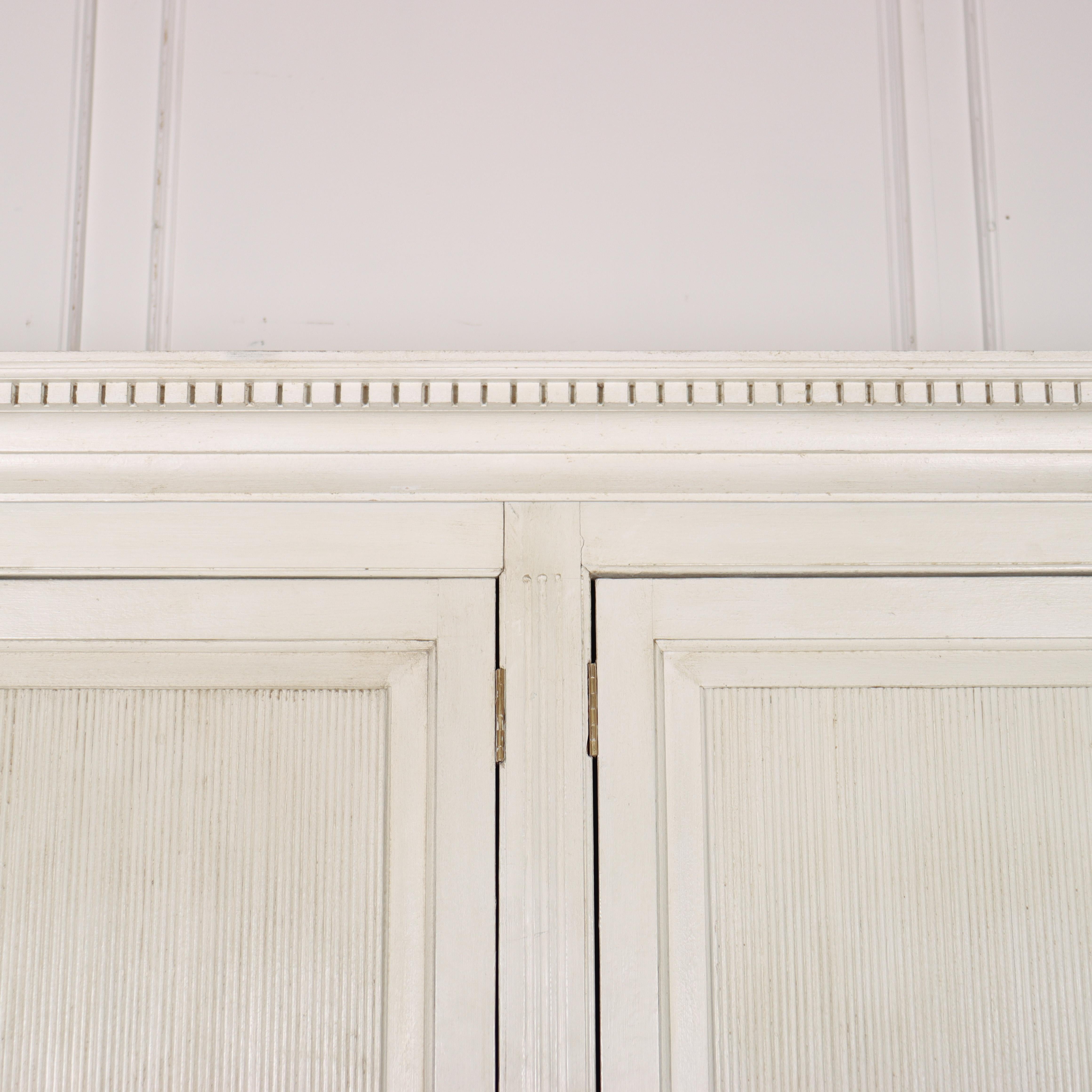 CUSTOM MADE Hängegarderobe im gustavianischen Stil (Gemalt) im Angebot