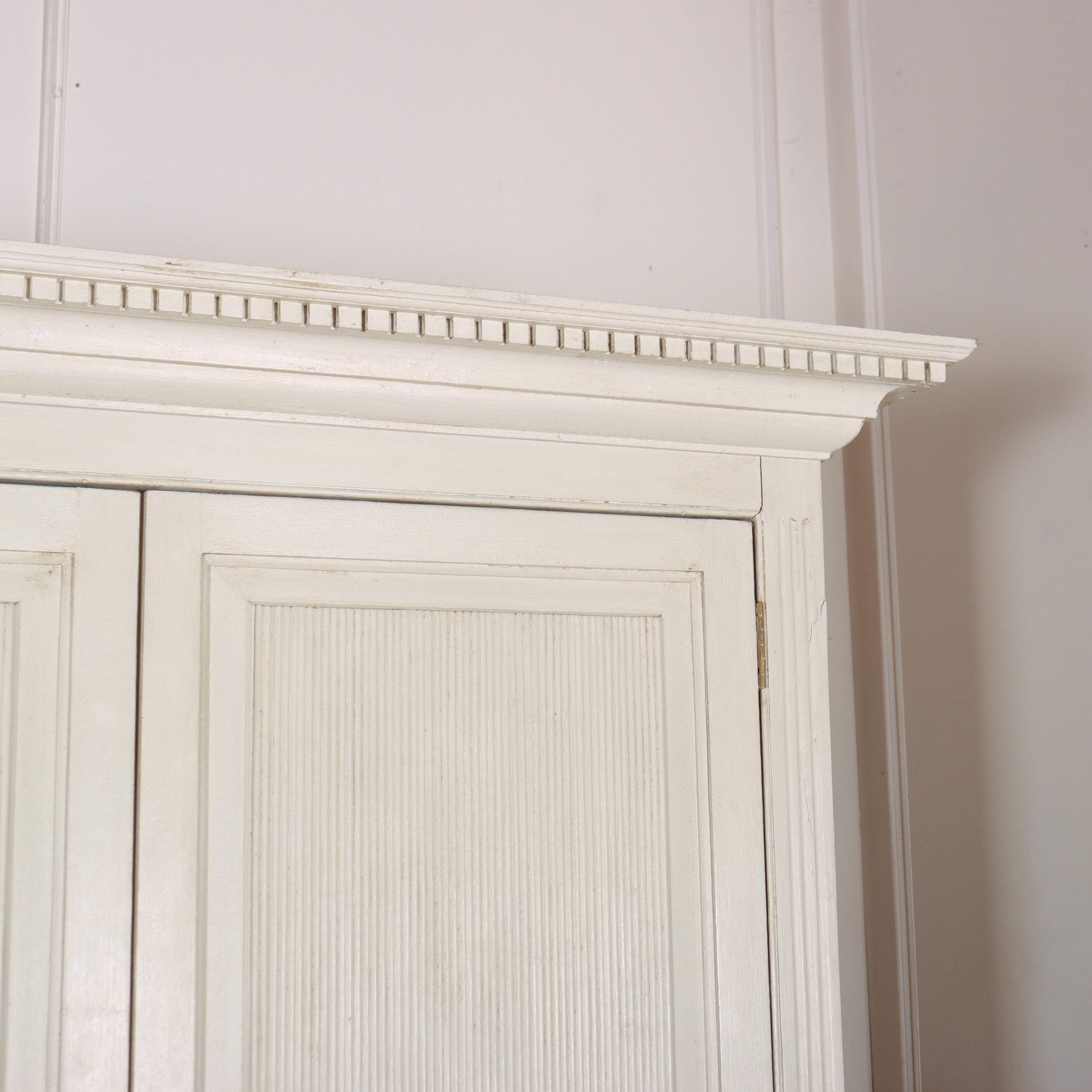 CUSTOM MADE Hängegarderobe im gustavianischen Stil im Zustand „Gut“ im Angebot in Leamington Spa, Warwickshire