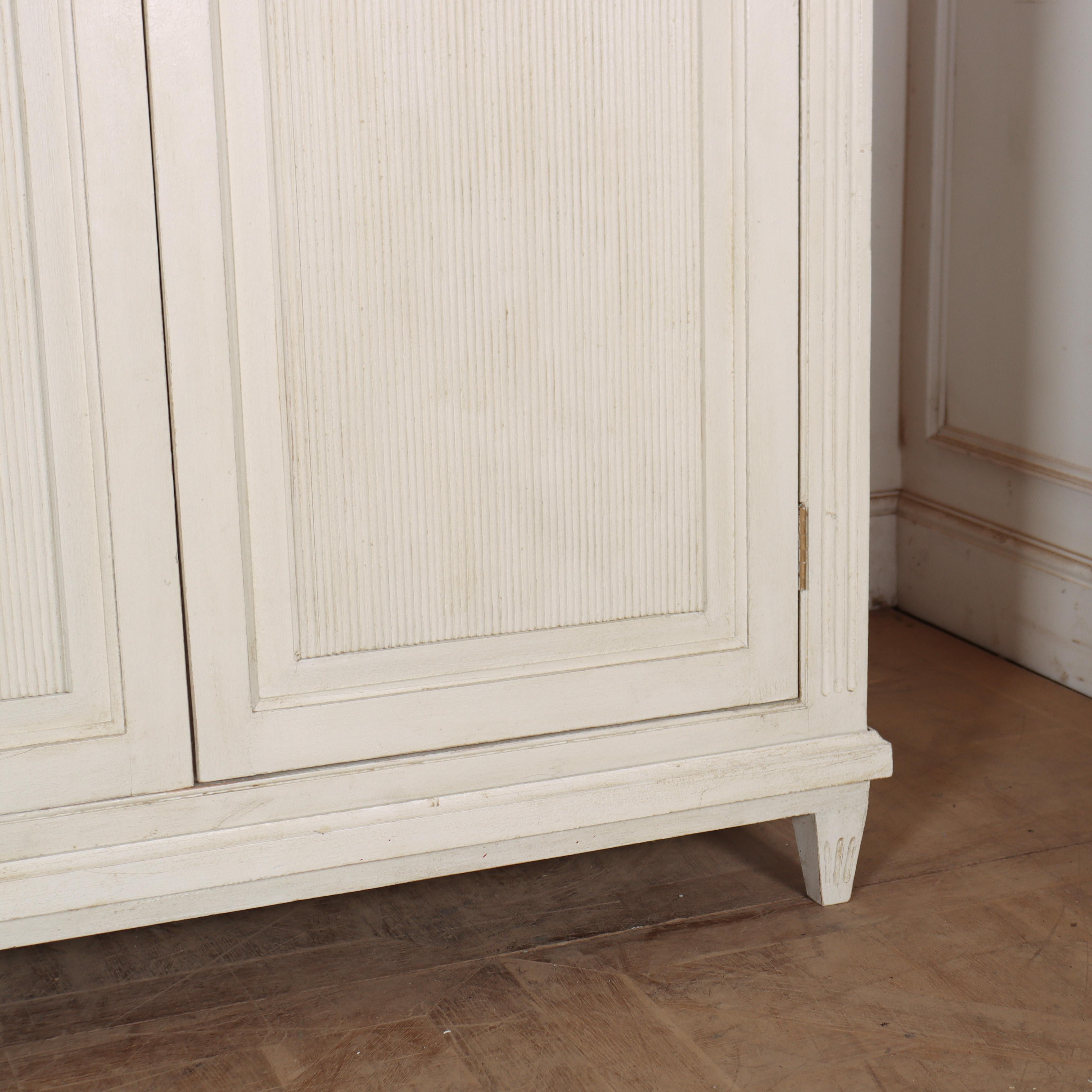 CUSTOM MADE Hängegarderobe im gustavianischen Stil (21. Jahrhundert und zeitgenössisch) im Angebot
