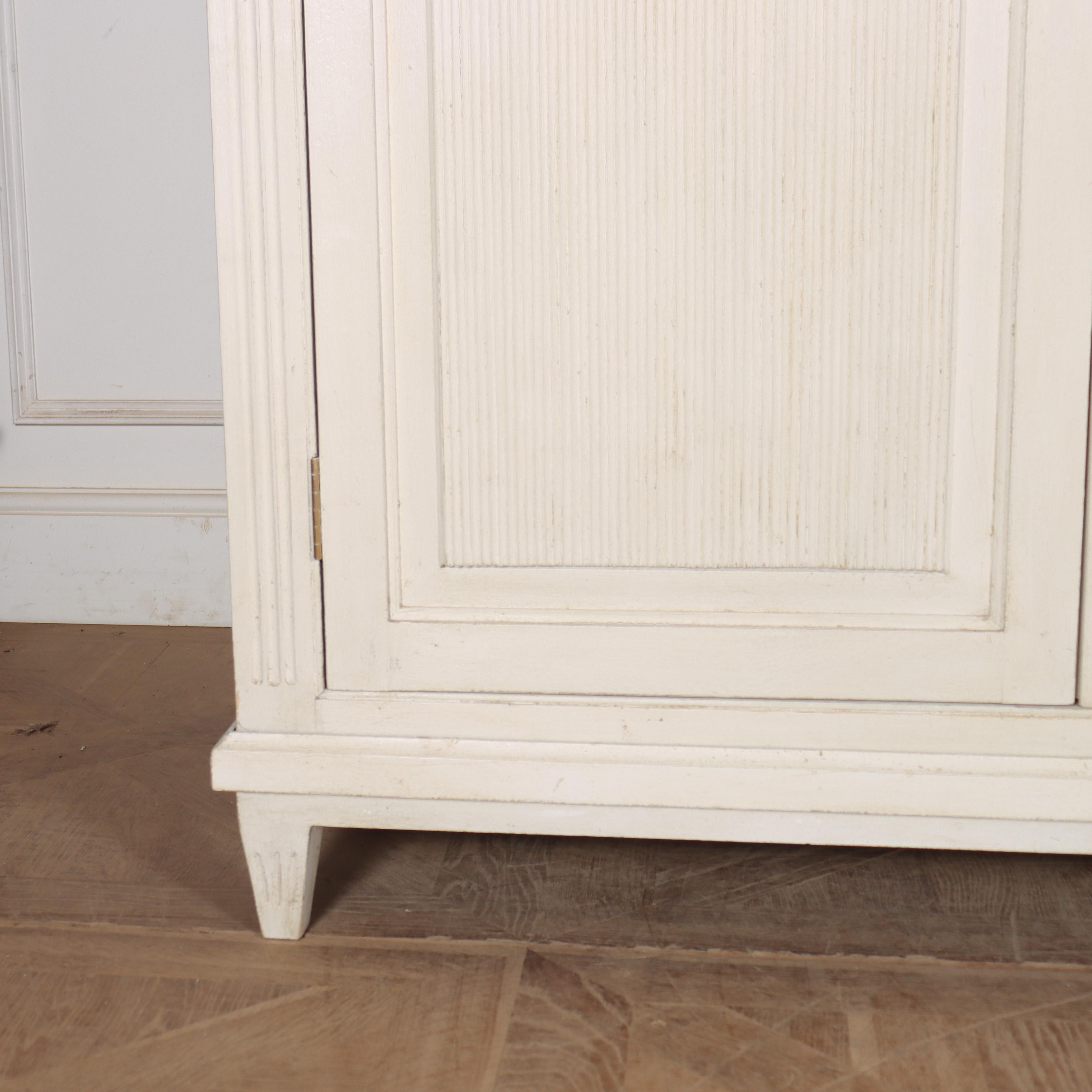 CUSTOM MADE Hängegarderobe im gustavianischen Stil im Angebot 1