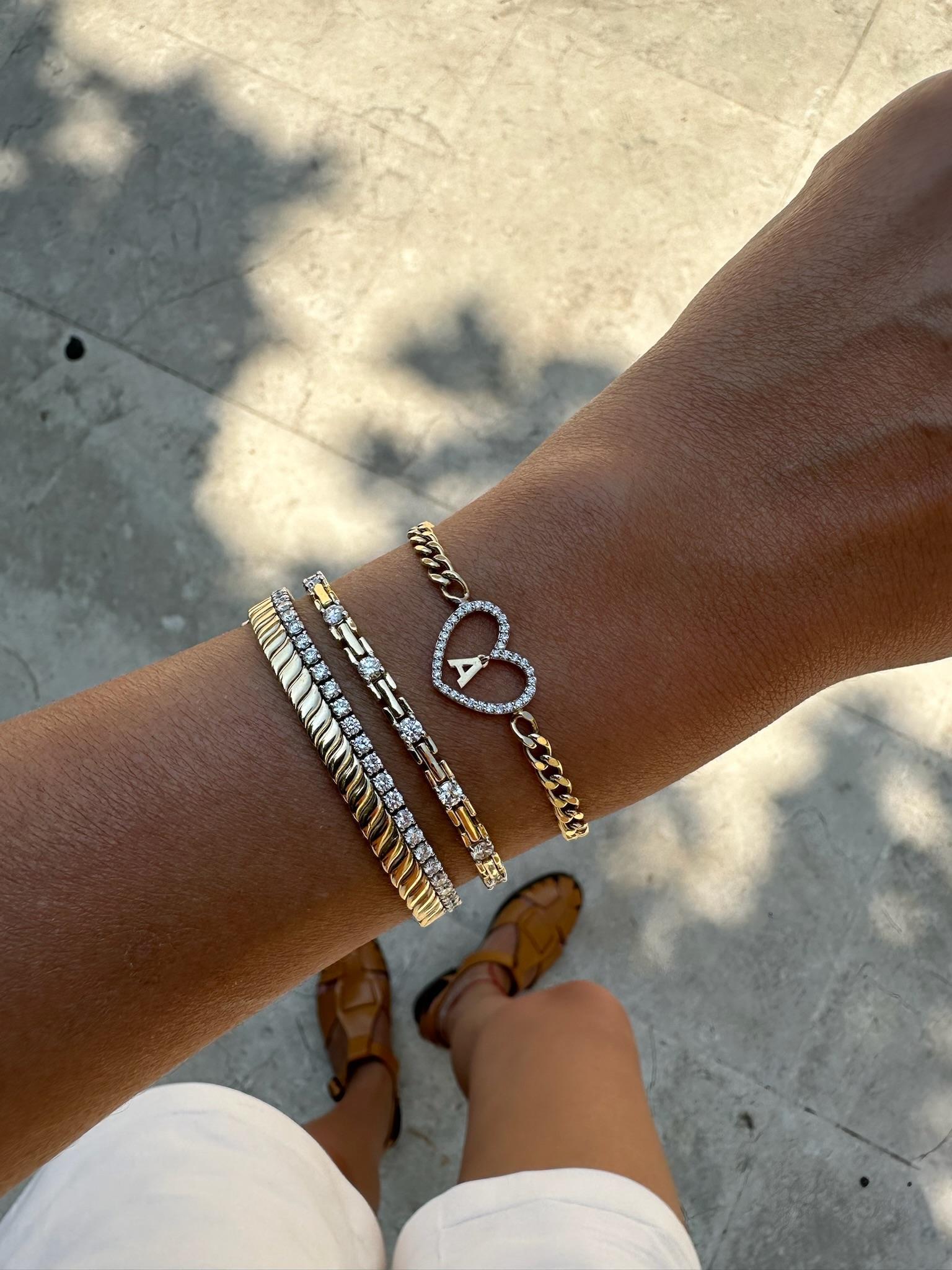 Taille brillant CUSTOM MADE Bracelet avec lettre en forme de coeur en vente