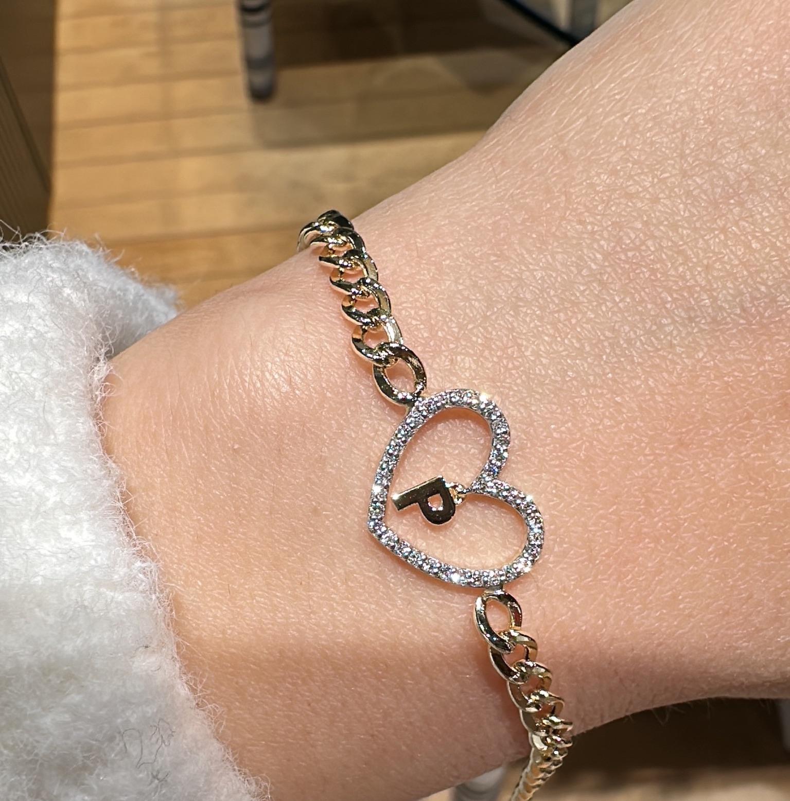CUSTOM MADE Bracelet avec lettre en forme de coeur Neuf - En vente à Istanbul, TR