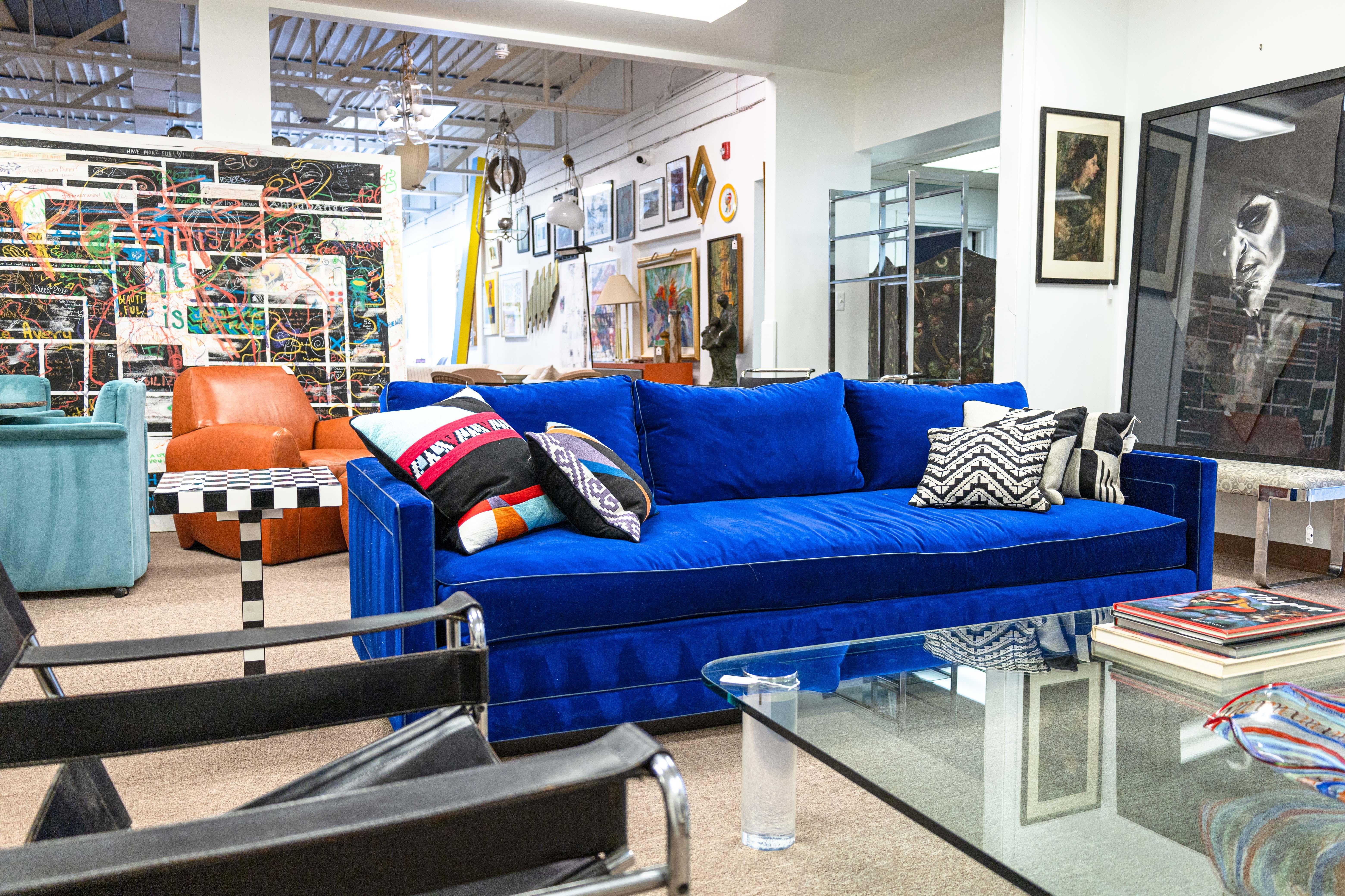 CUSTOM MADE Canapé moderne contemporain en tissu velours bleu profond en vente 4