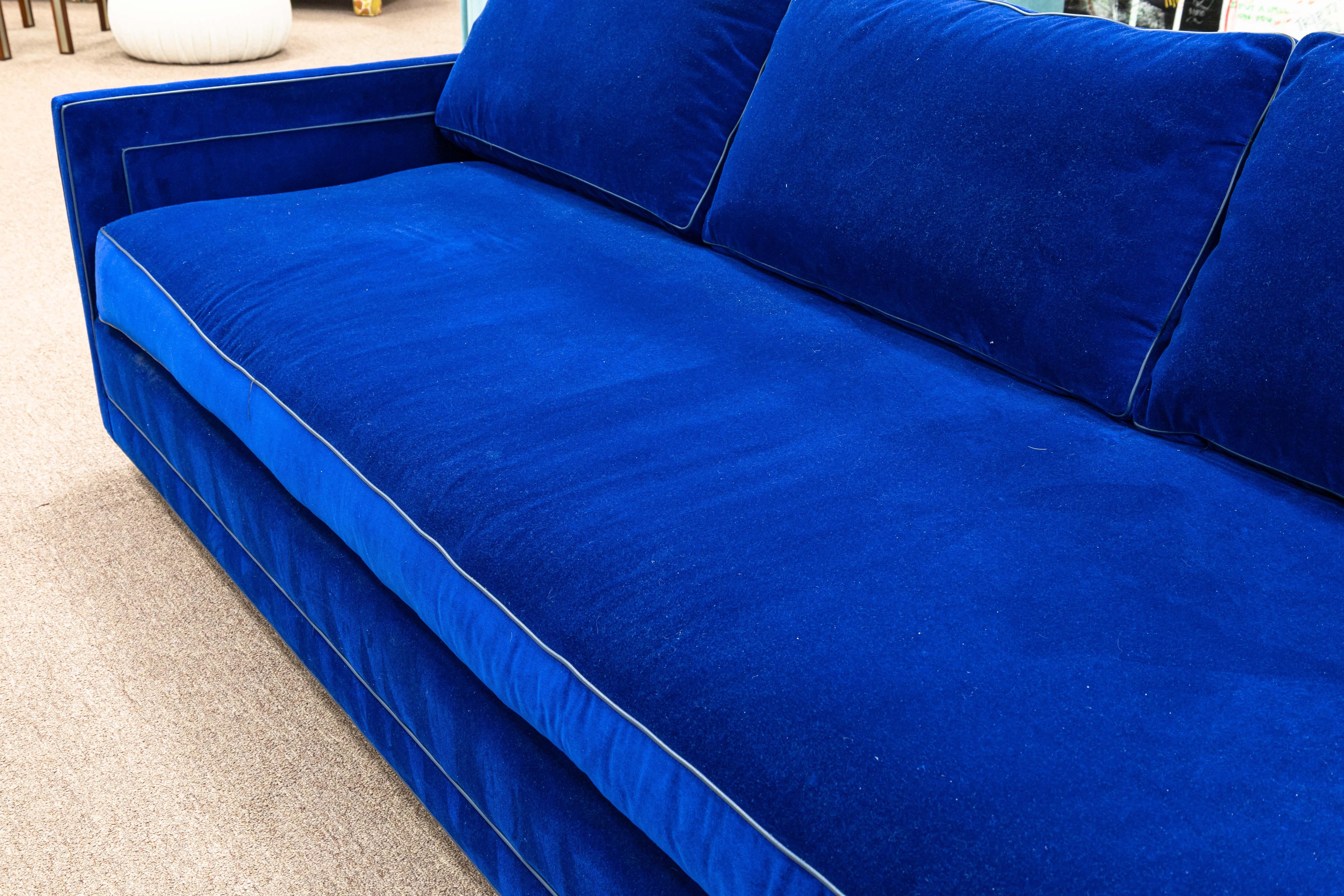 20ième siècle CUSTOM MADE Canapé moderne contemporain en tissu velours bleu profond en vente