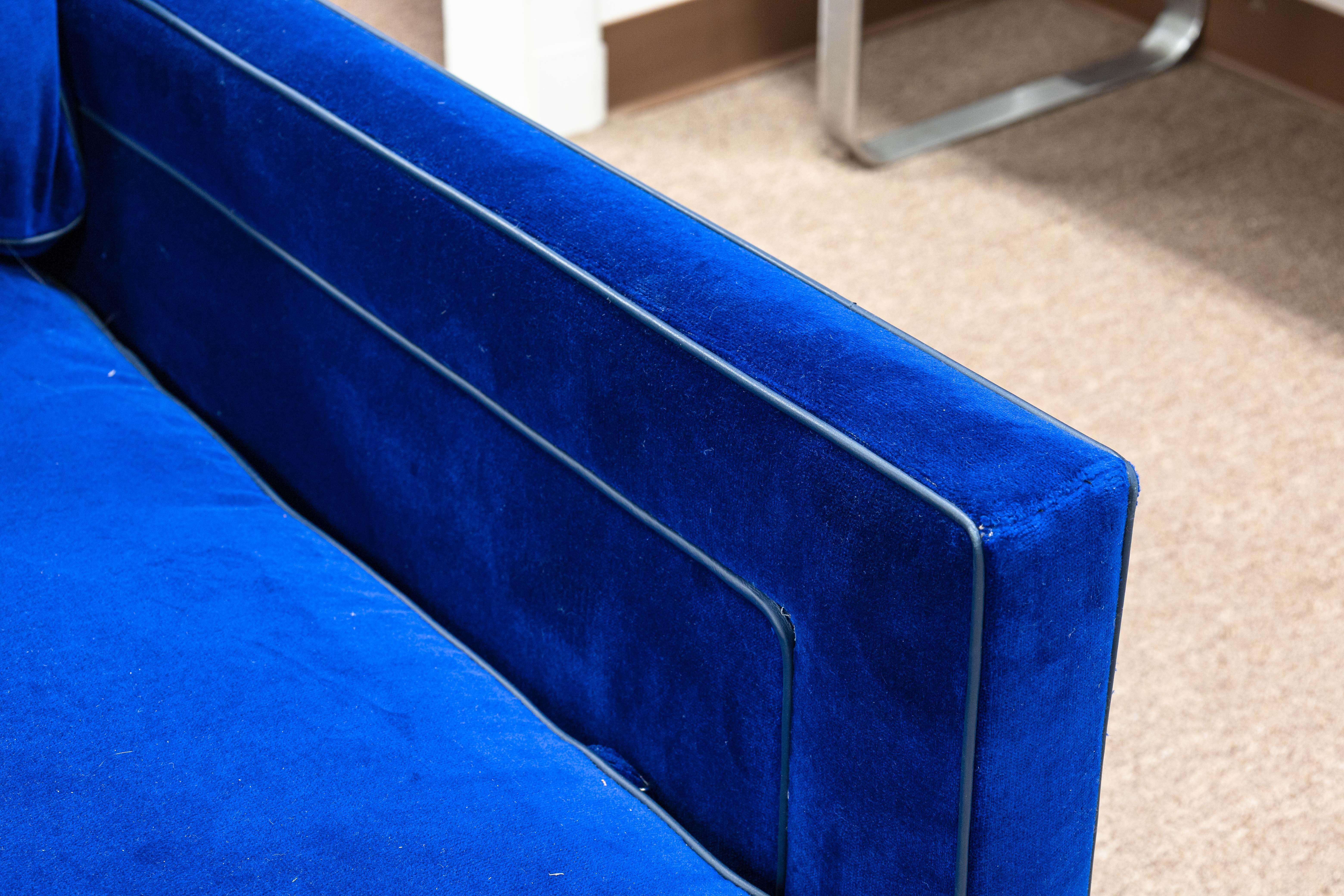 Velours CUSTOM MADE Canapé moderne contemporain en tissu velours bleu profond en vente