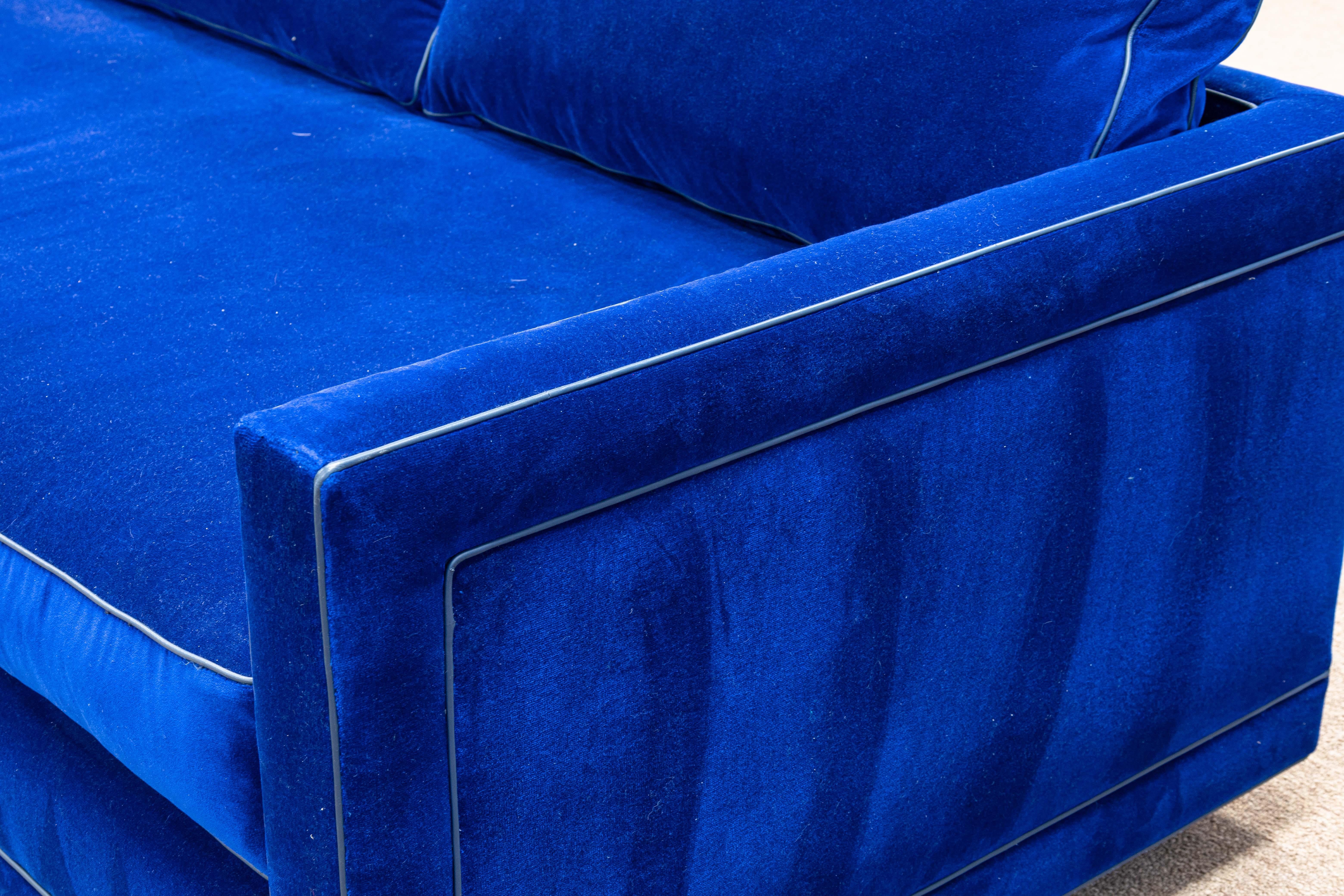 CUSTOM MADE Canapé moderne contemporain en tissu velours bleu profond en vente 1