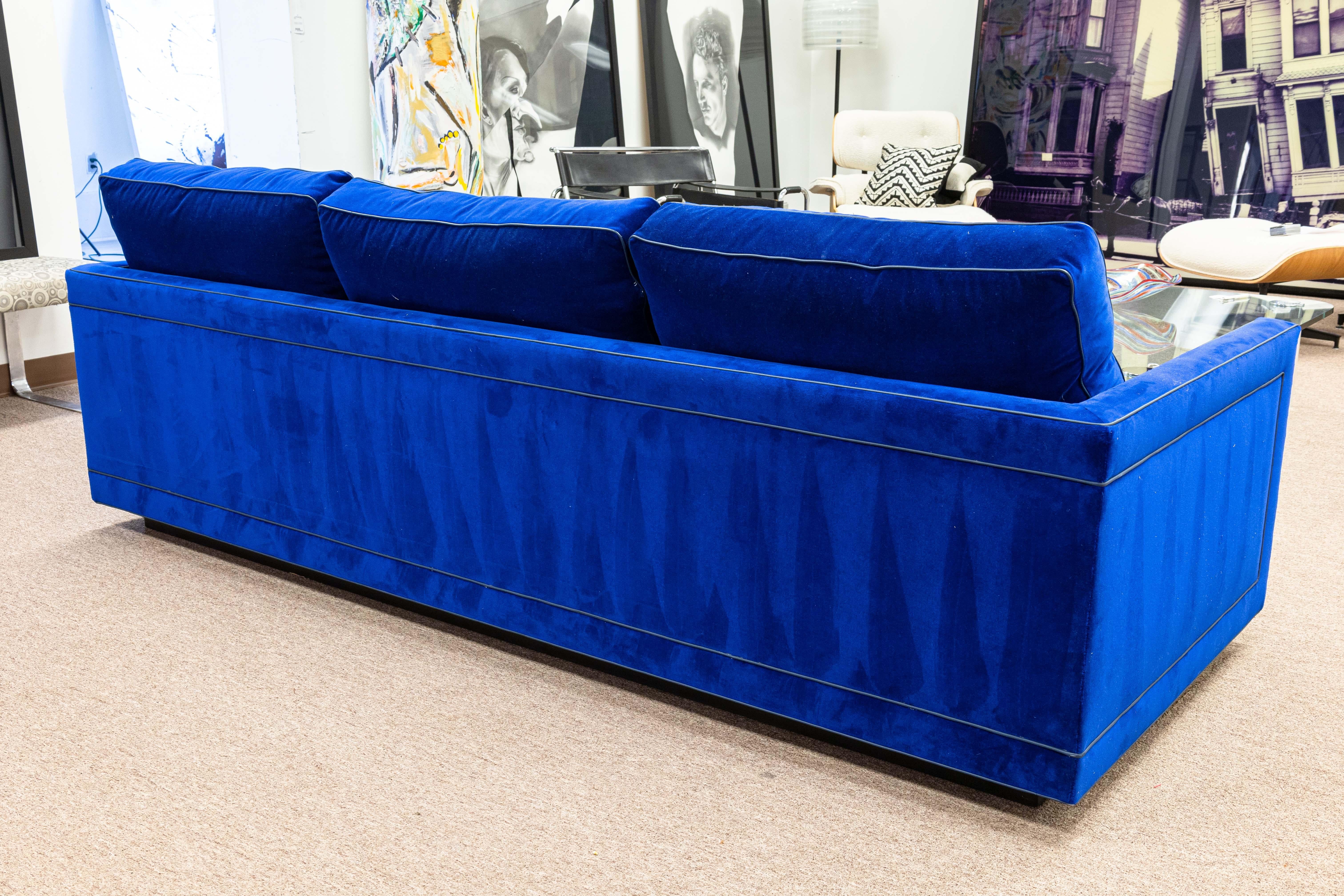 CUSTOM MADE Canapé moderne contemporain en tissu velours bleu profond en vente 2