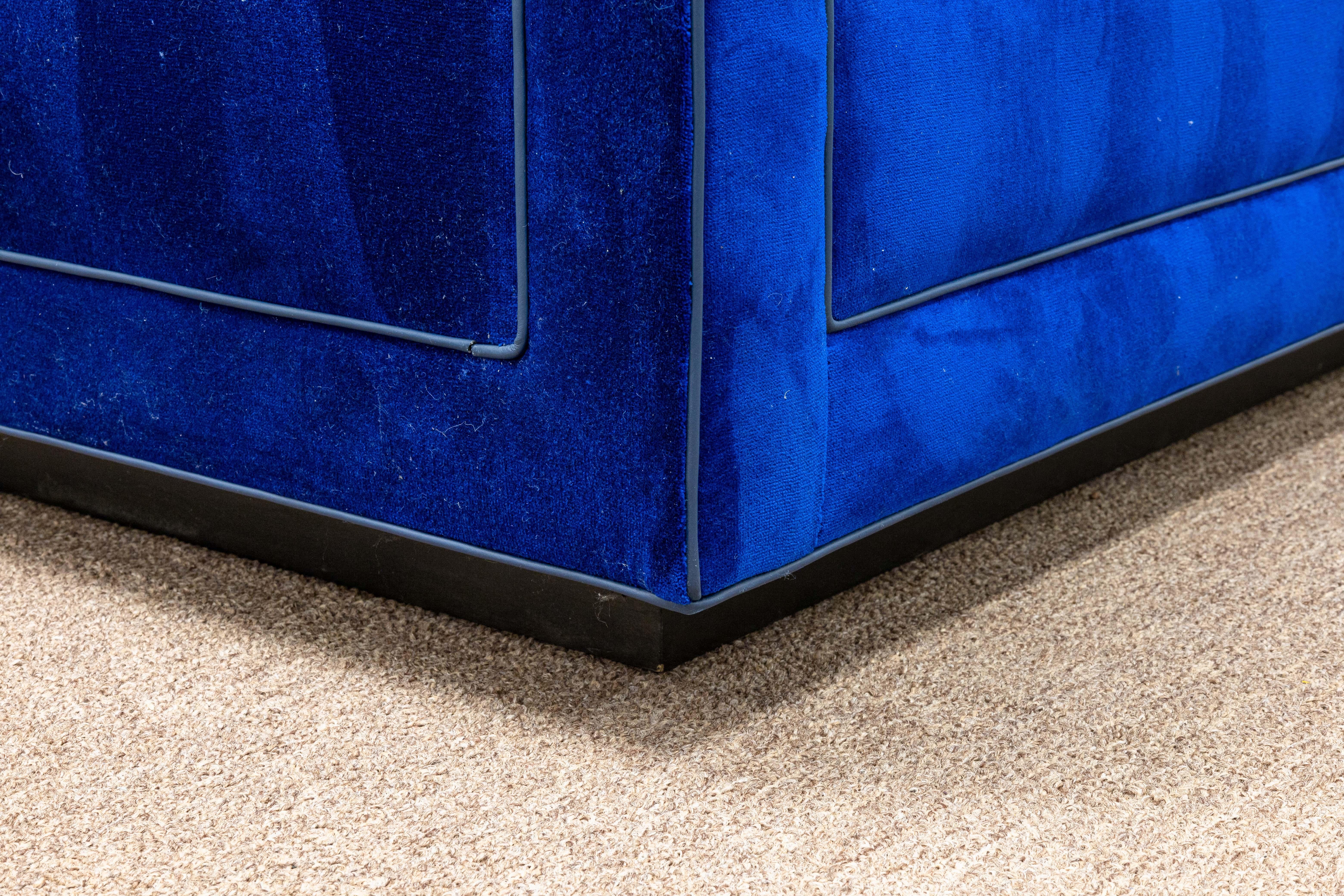 CUSTOM MADE Canapé moderne contemporain en tissu velours bleu profond en vente 3