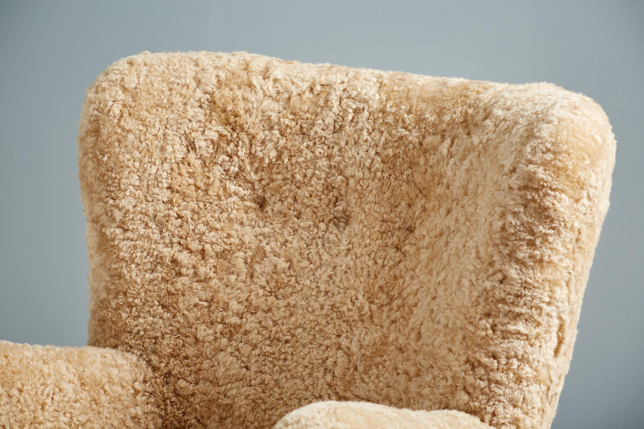 Maßgefertigter Loungesessel aus honigfarbenem Schafsleder im Angebot 3