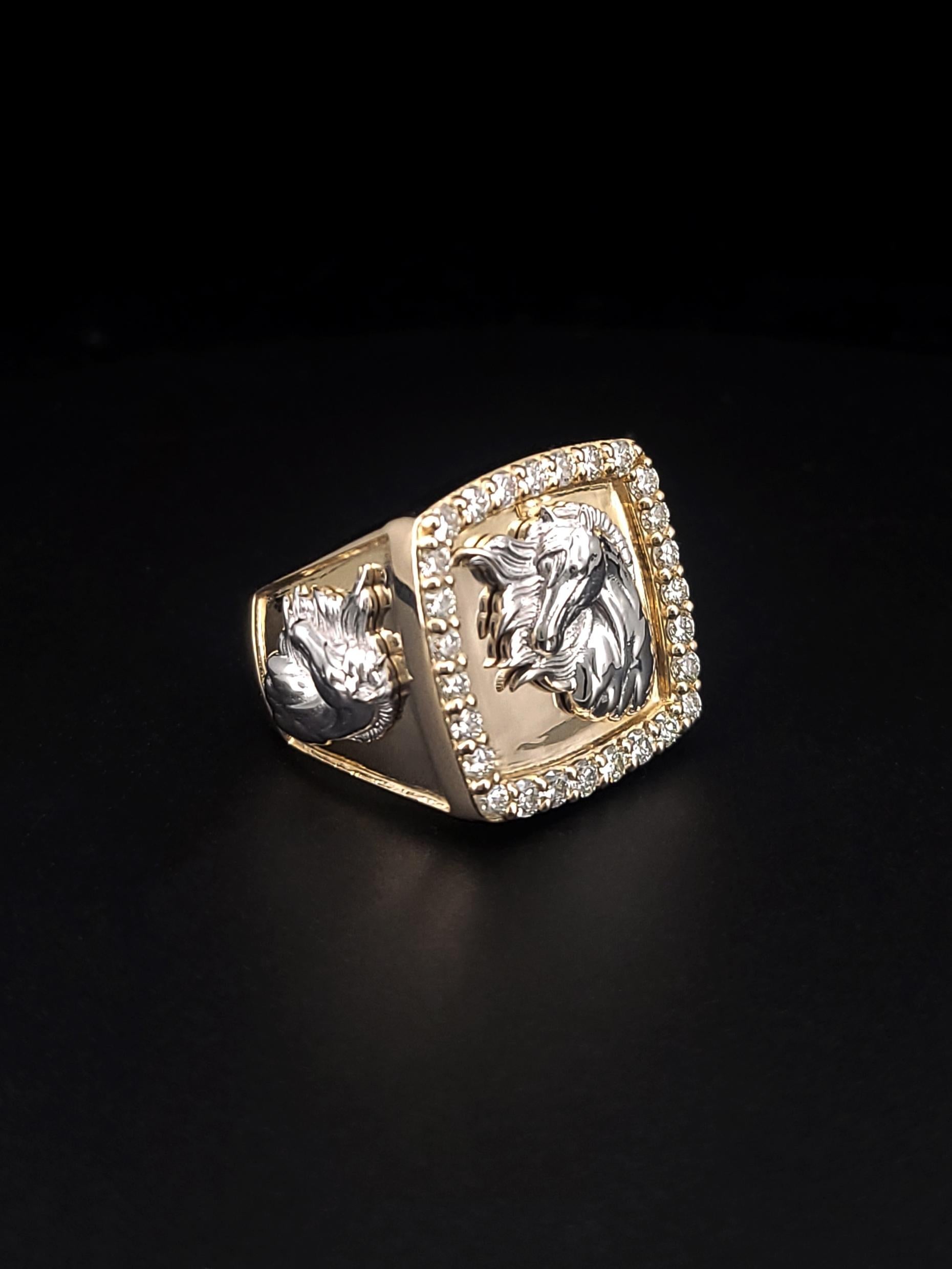 Si tratta di un anello con cavallo artistico realizzato su misura e impreziosito da diamanti.

Materiale: Oro giallo/bianco 14k
Dimensione: 9.75
Diamanti: VS E. F. A
Peso del diamante: 1,10ct
Spessore della faccia: 20 mm
Spessore della schiena: 6,5