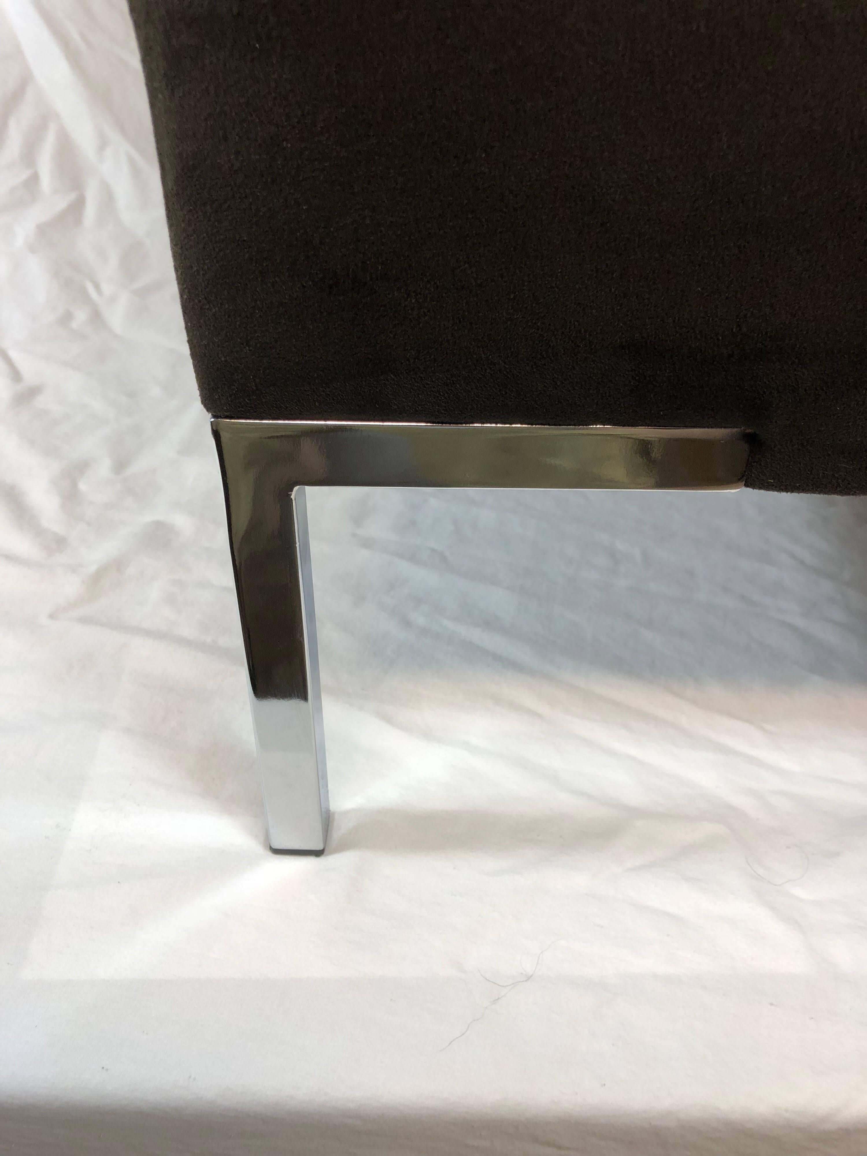 Panchina in velluto con gambe integrate su misura in vendita 10