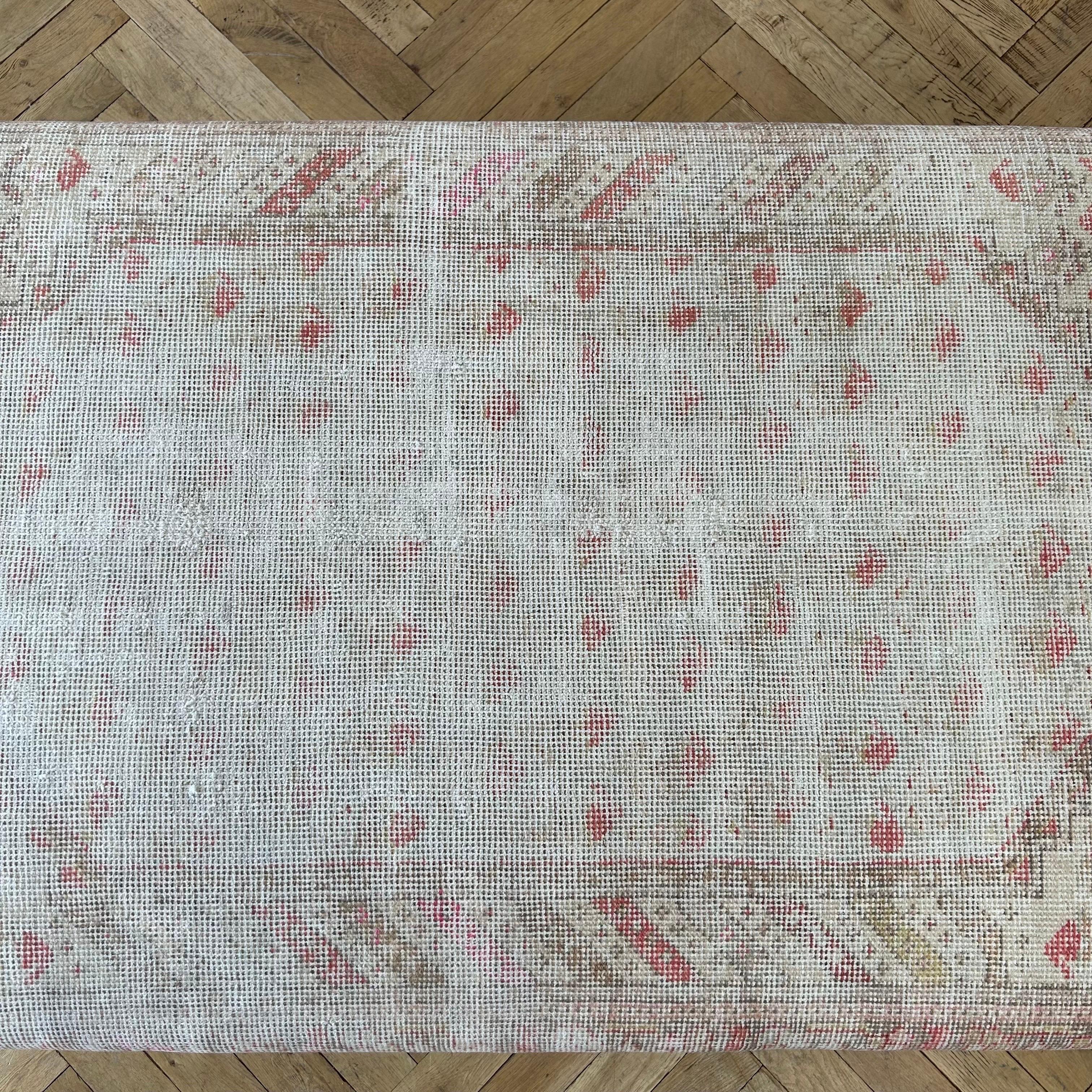 Gepolsterter Ottomane oder Bank mit Eisenfuß aus türkischem Vintage-Teppich, maßgefertigt im Angebot 11