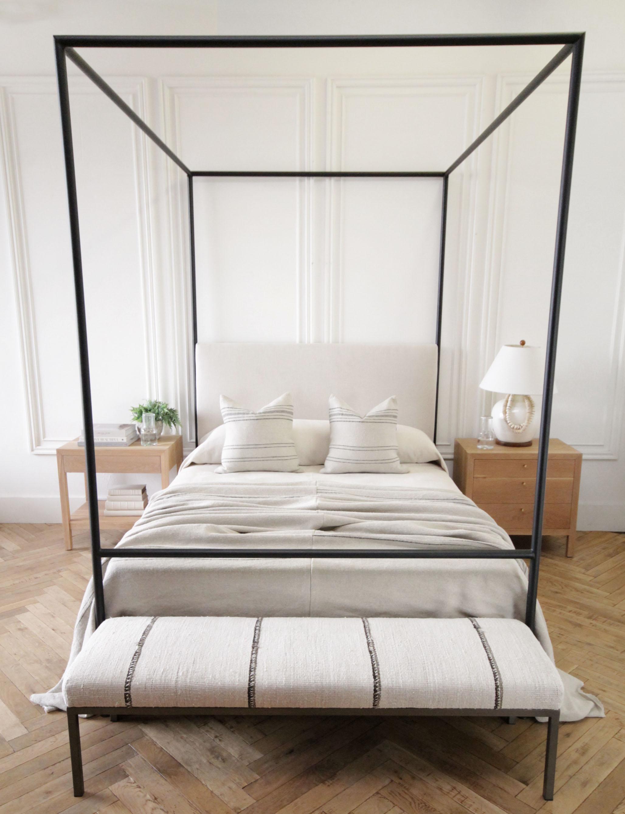 Letto a baldacchino in ferro realizzato su misura con testiera in lino biologico belga
Scegli tra twin, full, queen, king o Cal king
Scegli il colore della biancheria della tua testata; possiamo inviarti via e-mail un campione dei nostri tessuti.
Ne