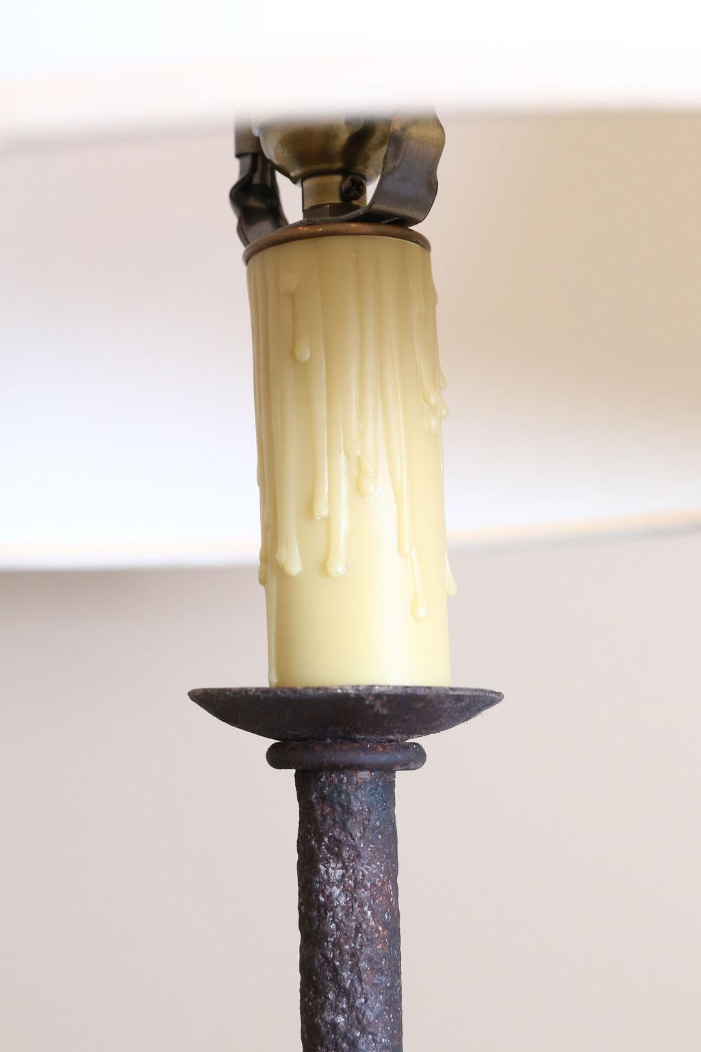 Maßgefertigte Eisen-Stehlampe mit Eichenholzregal, die als Beistelltisch funktioniert im Angebot 3