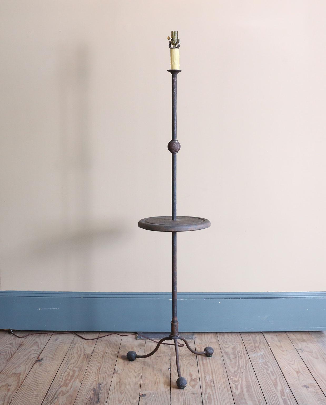 Lampadaire en fer fait sur mesure avec étagère en chêne pouvant servir de table d'appoint en vente 3