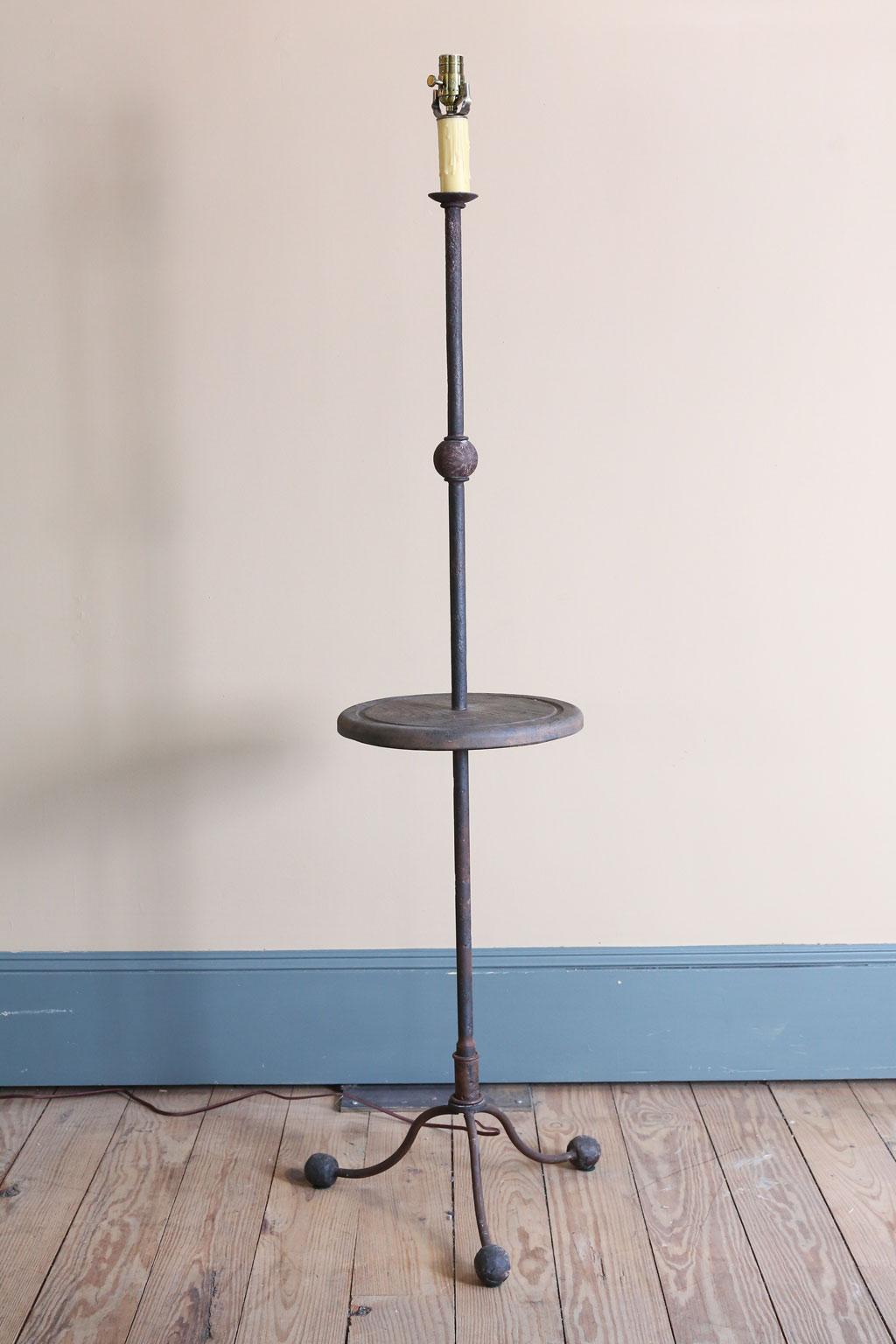 Nous fabriquons cette lampe pour notre magasin. Elle est fabriquée sur commande et nous pouvons ajuster la hauteur de la lampe à la hauteur souhaitée. Elle est idéale pour les espaces où il n'y a pas de place pour une table et où une lumière est