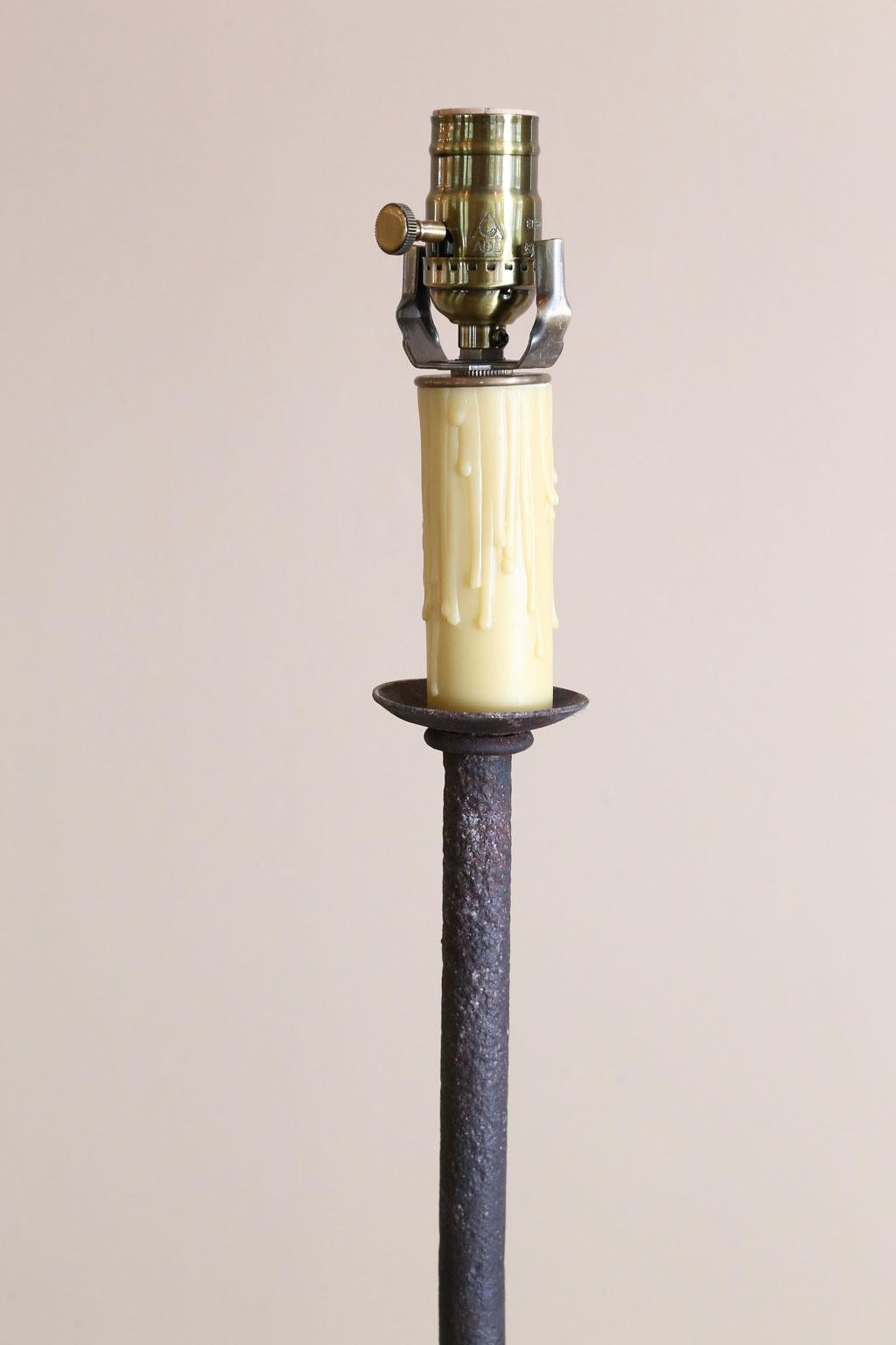 Maßgefertigte Eisen-Stehlampe mit Eichenholzregal, die als Beistelltisch funktioniert (American Arts and Crafts) im Angebot