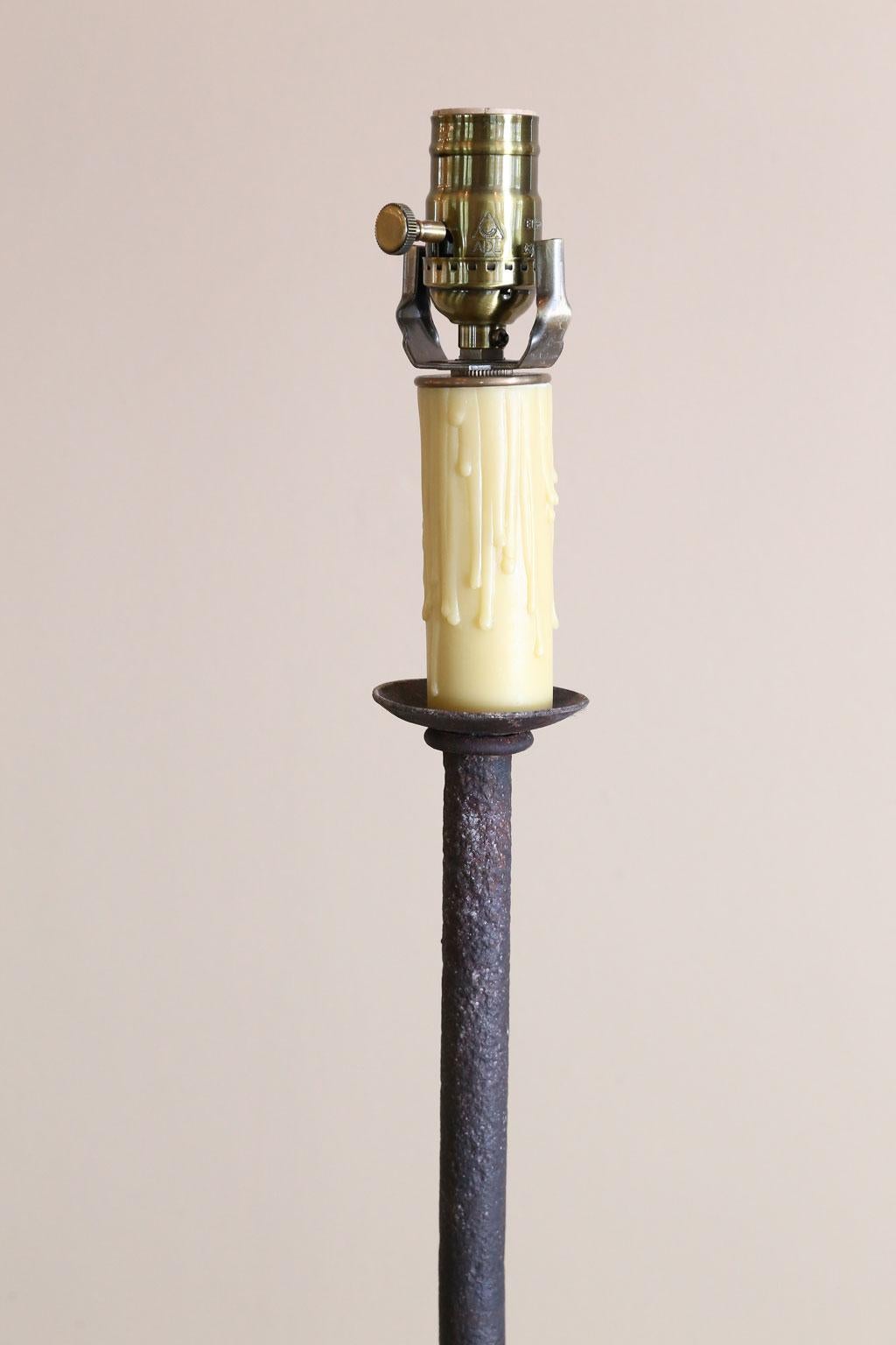 American Craftsman Lampadaire en fer fait sur mesure avec étagère en chêne pouvant servir de table d'appoint en vente