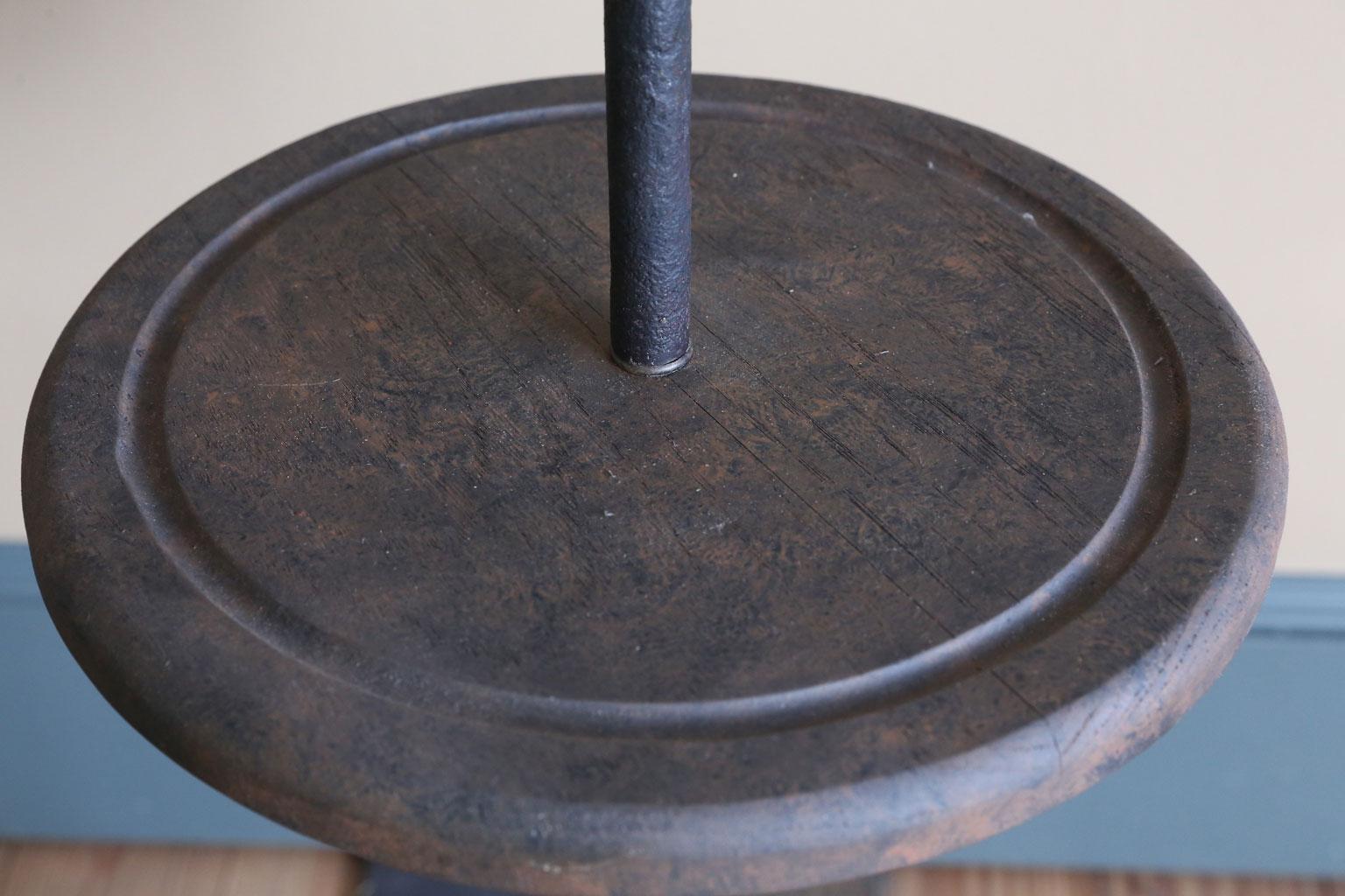 Américain Lampadaire en fer fait sur mesure avec étagère en chêne pouvant servir de table d'appoint en vente