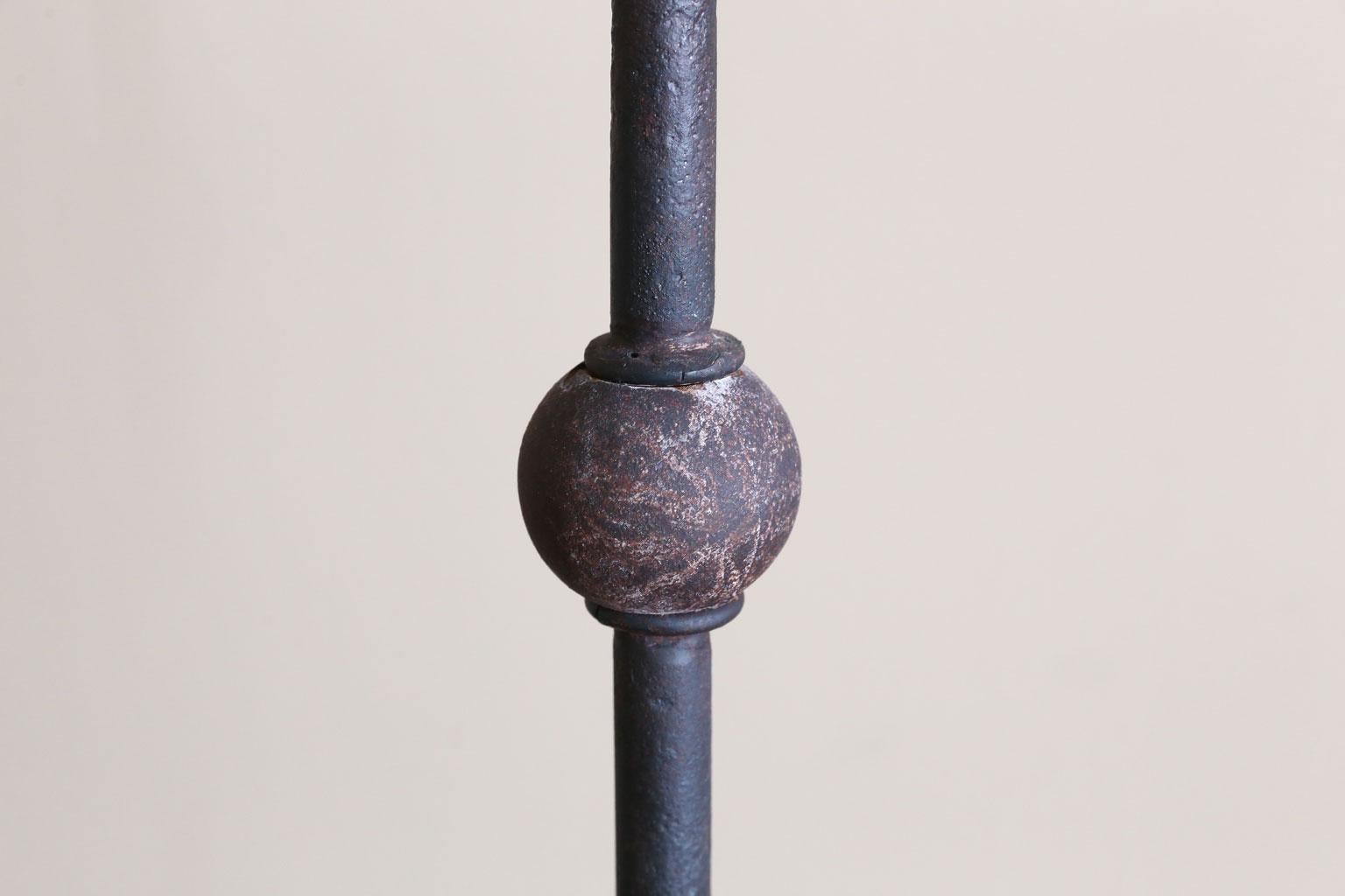 Forgé Lampadaire en fer fait sur mesure avec étagère en chêne pouvant servir de table d'appoint en vente