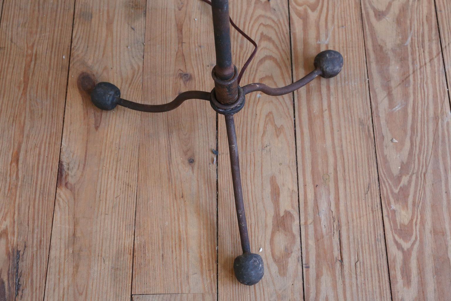 Lampadaire en fer fait sur mesure avec étagère en chêne pouvant servir de table d'appoint Neuf - En vente à Houston, TX