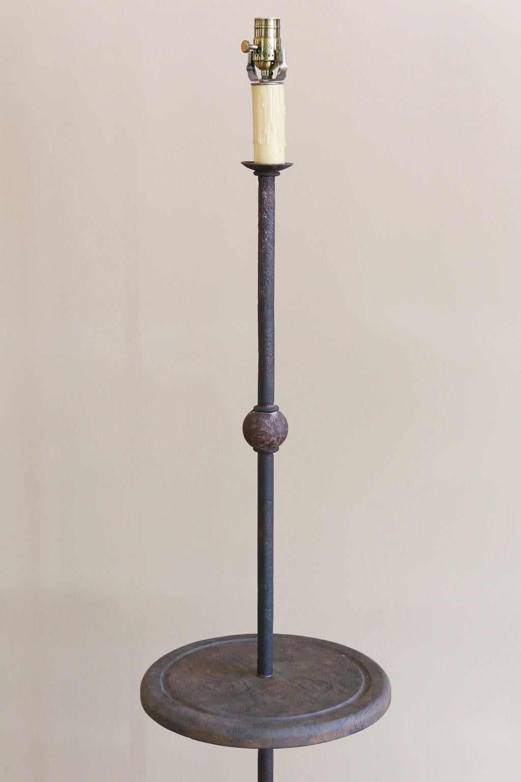 XXIe siècle et contemporain Lampadaire en fer fait sur mesure avec étagère en chêne pouvant servir de table d'appoint en vente
