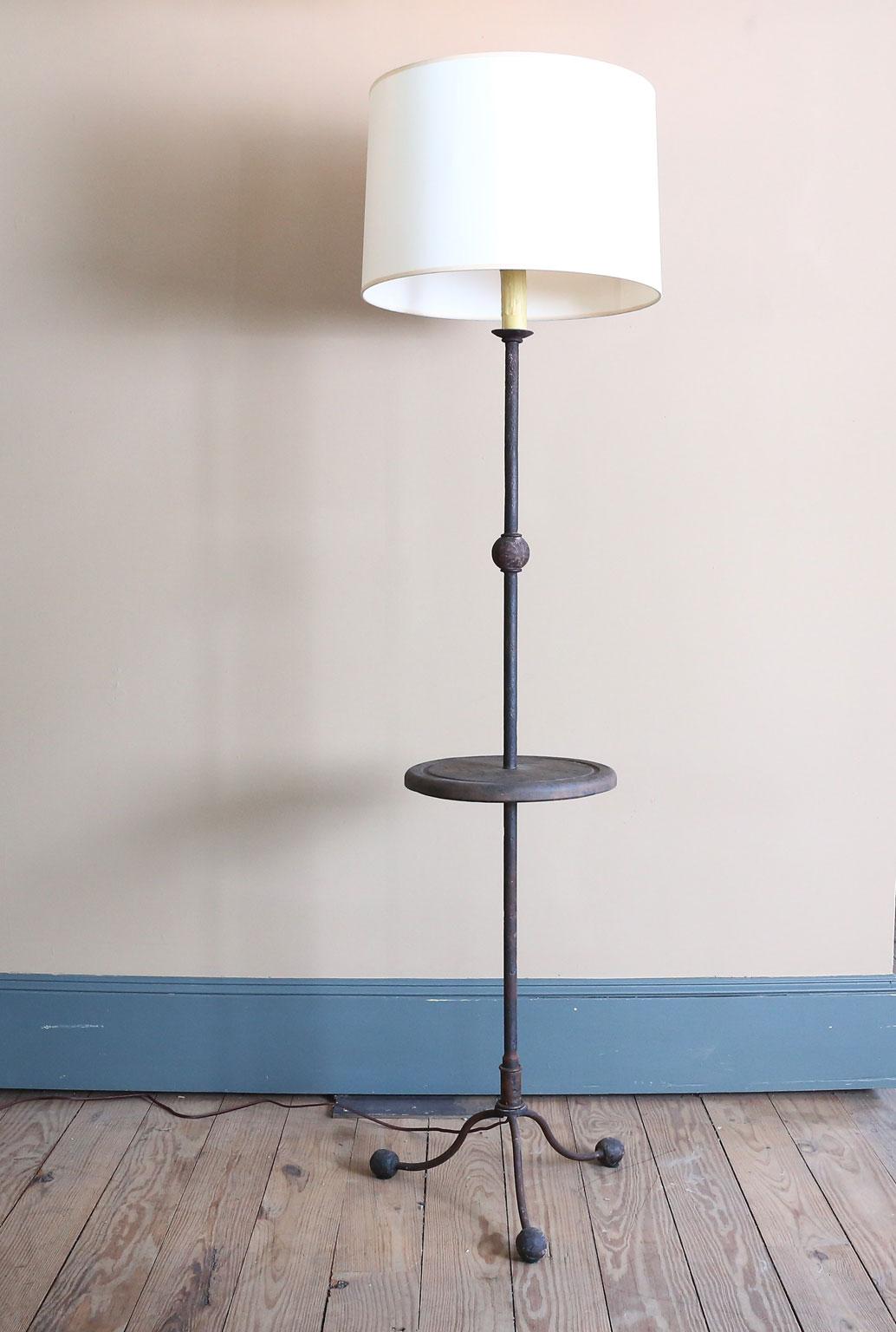 Fer Lampadaire en fer fait sur mesure avec étagère en chêne pouvant servir de table d'appoint en vente