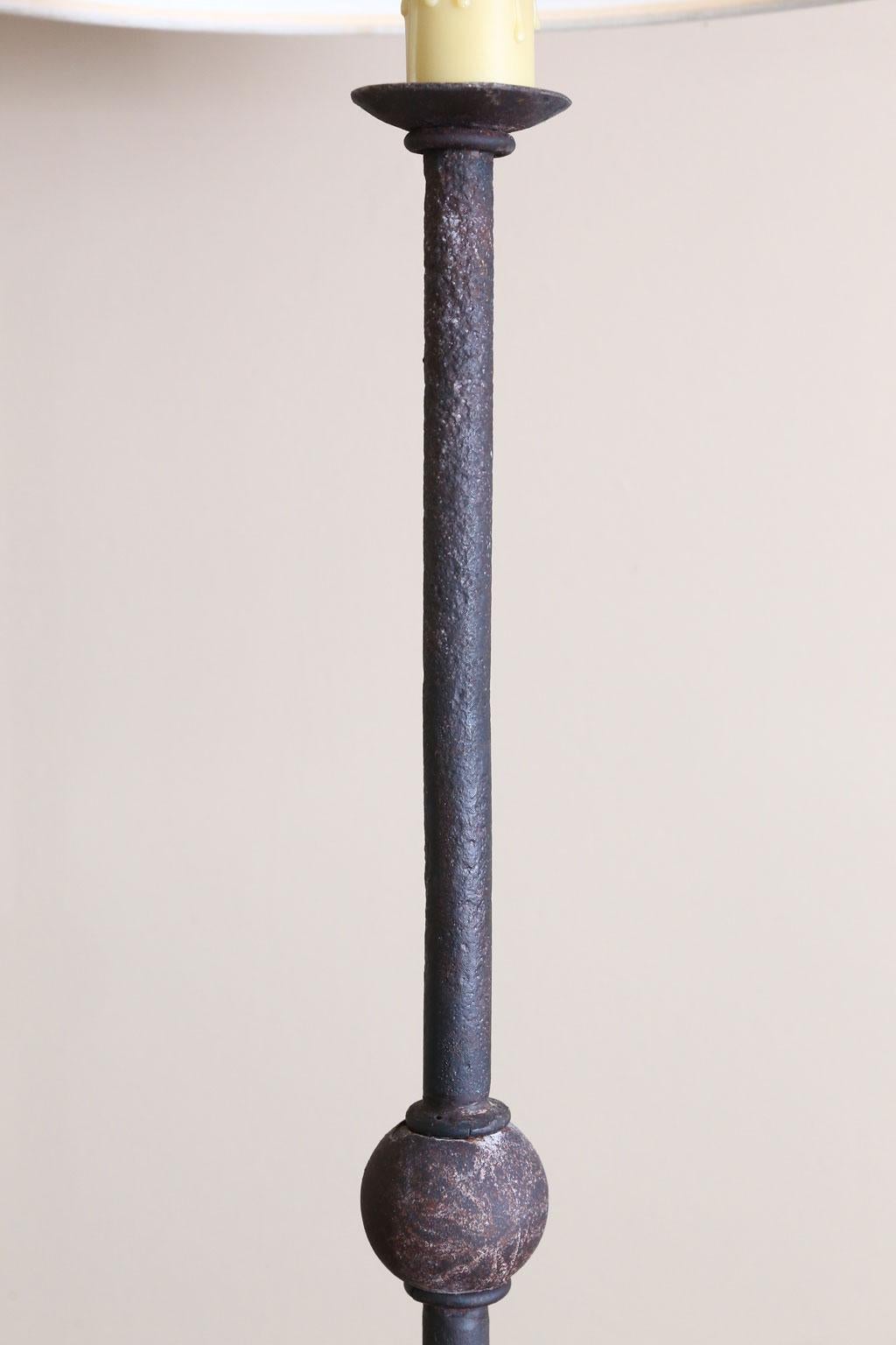 Maßgefertigte Eisen-Stehlampe mit Eichenholzregal, die als Beistelltisch funktioniert im Angebot 2