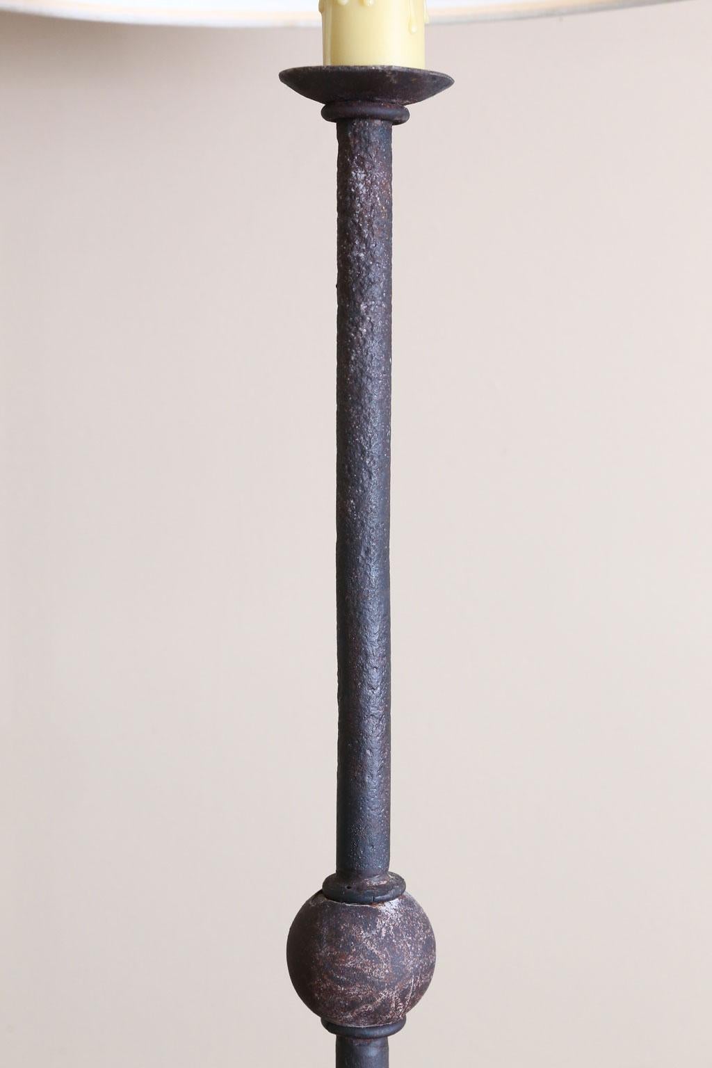 Lampadaire en fer fait sur mesure avec étagère en chêne pouvant servir de table d'appoint en vente 1