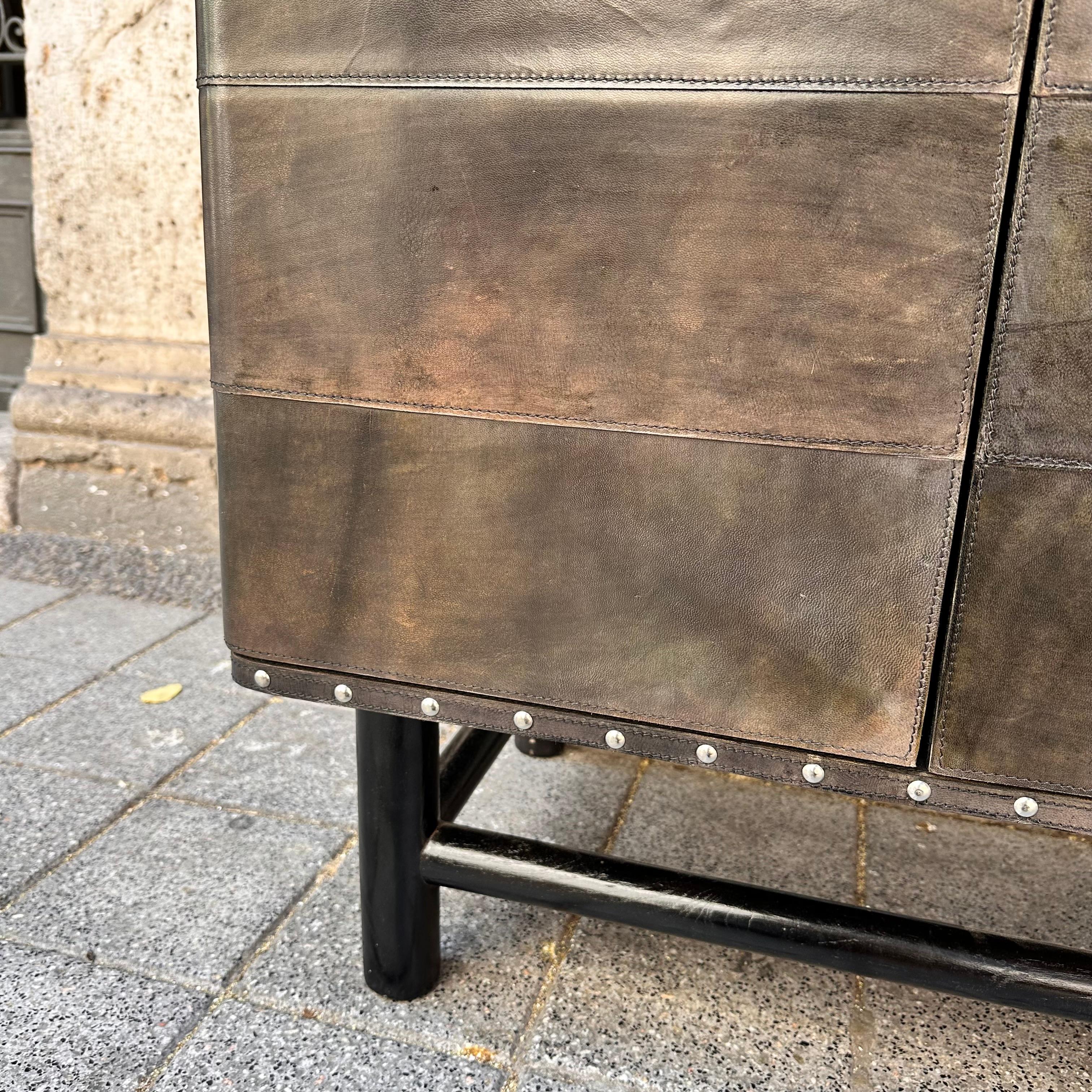 Meuble bar italien sur mesure en cuir poli et acier brun/gris en vente 3
