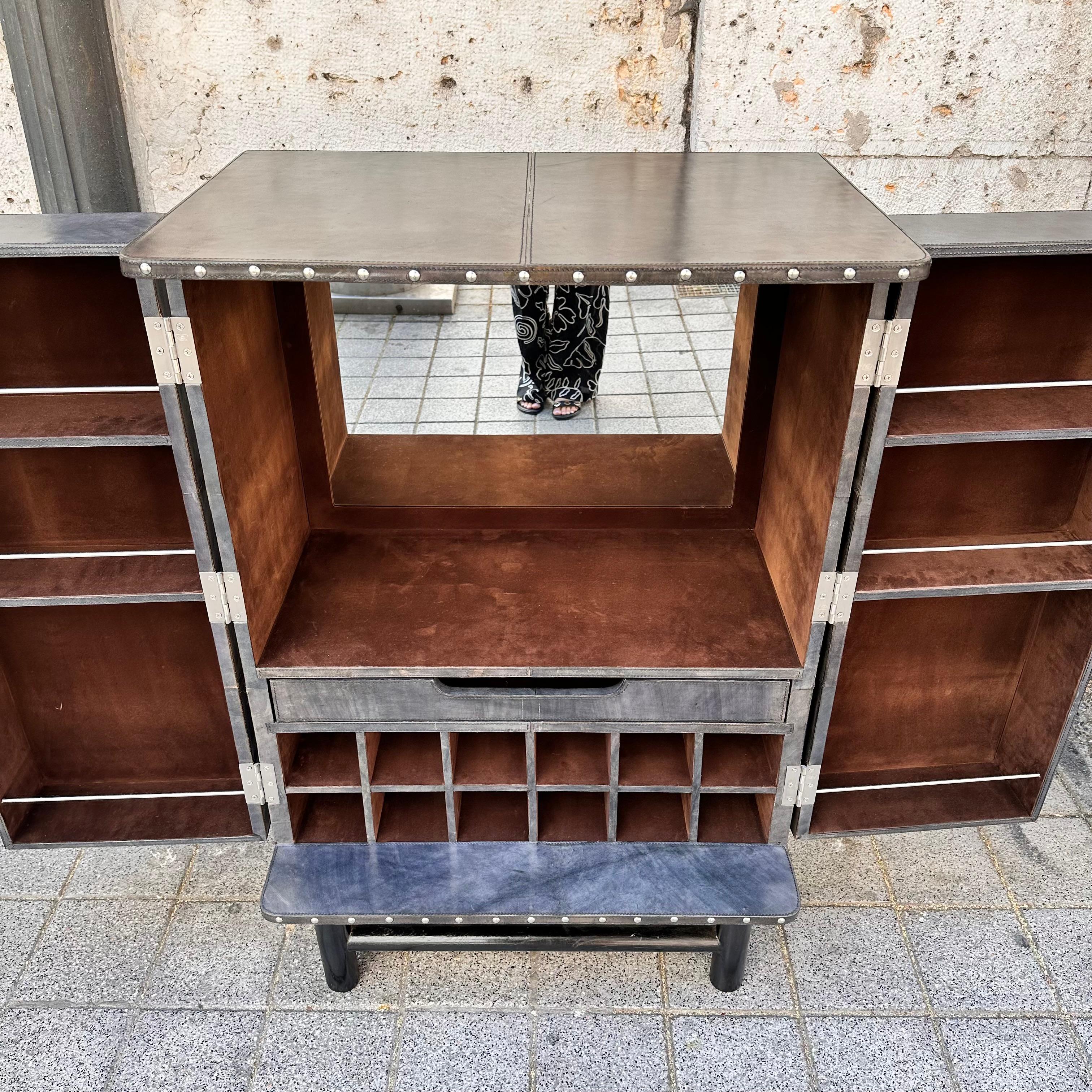Meuble bar italien sur mesure en cuir poli et acier brun/gris en vente 5