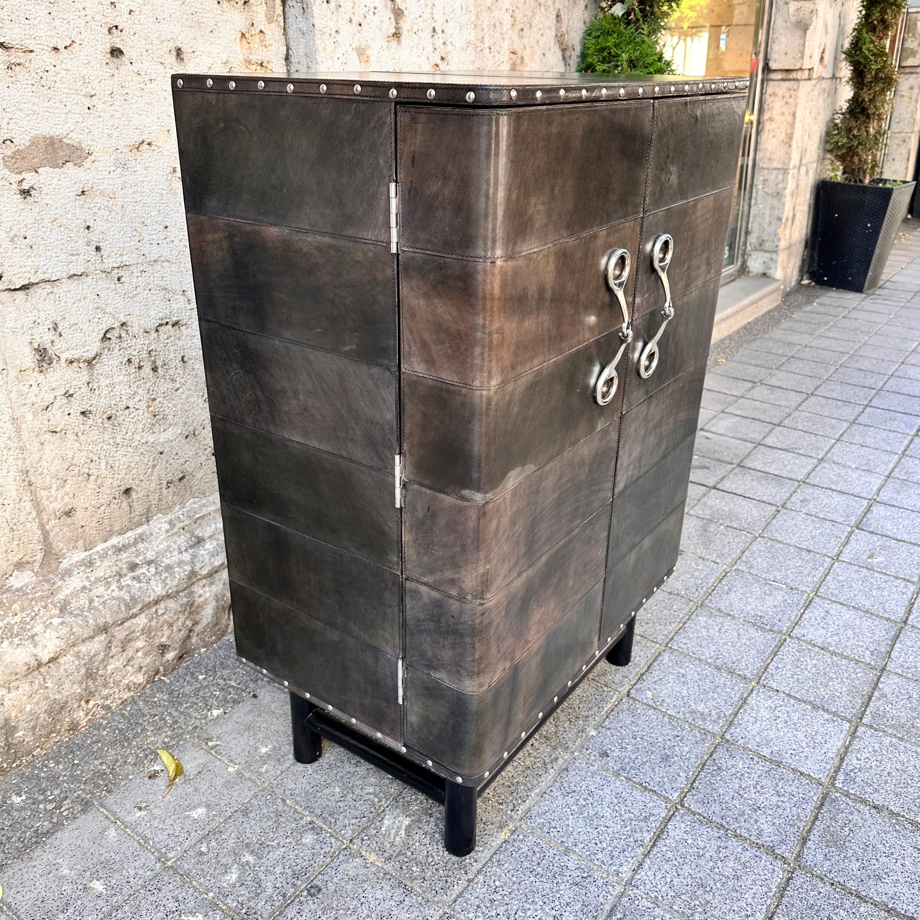 Meuble bar italien sur mesure en cuir poli et acier brun/gris en vente 6