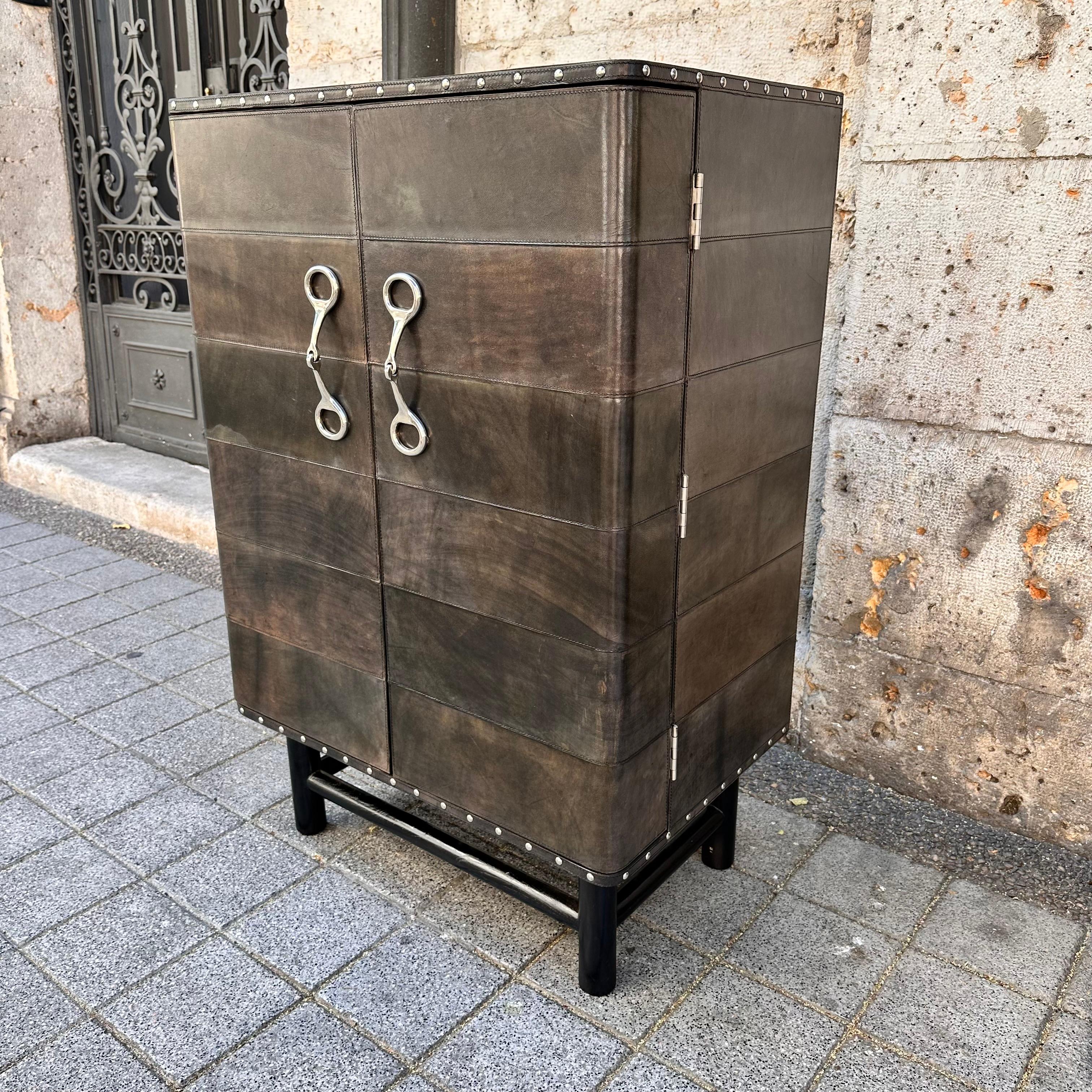 Meuble bar italien sur mesure en cuir poli et acier brun/gris en vente 7