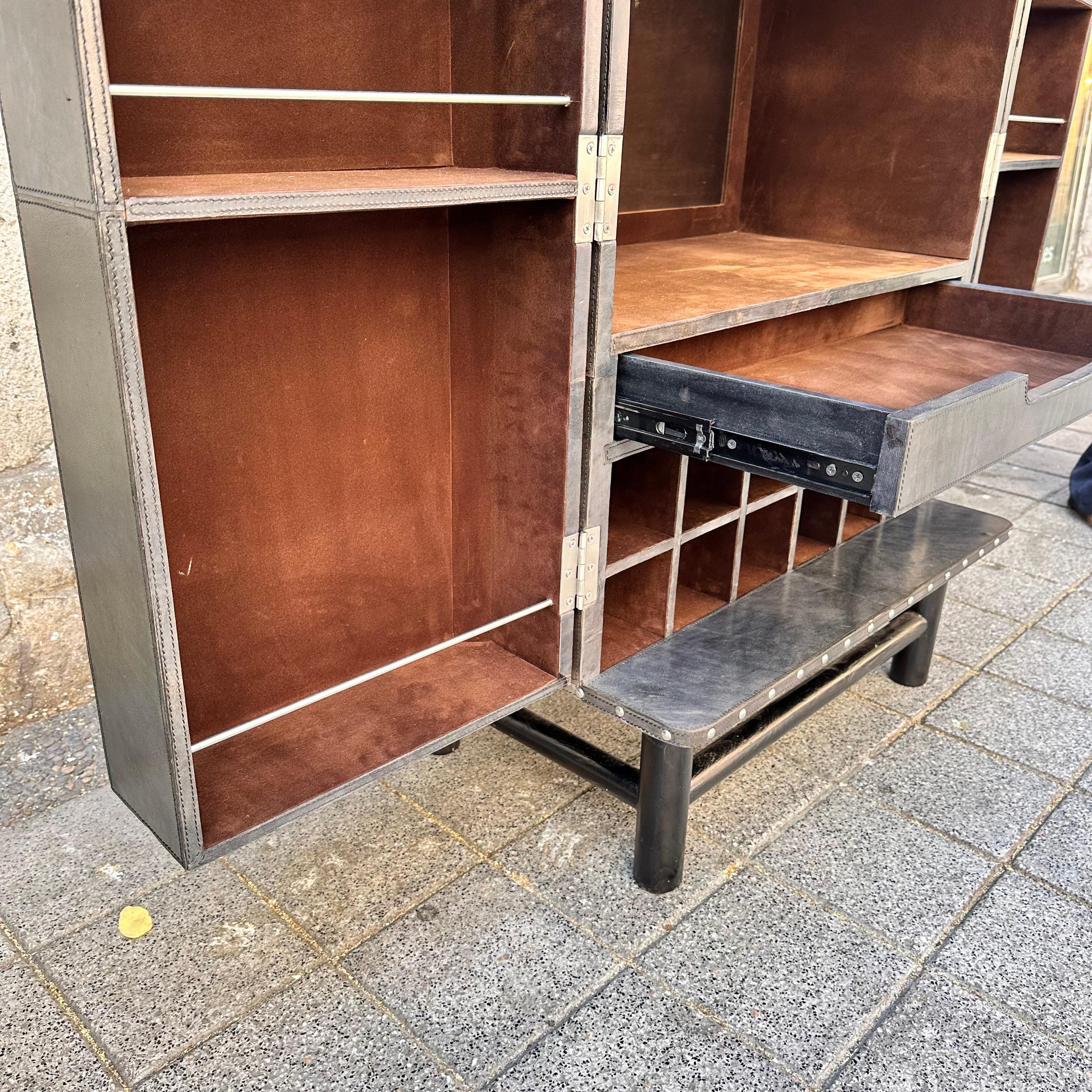 Meuble bar italien sur mesure en cuir poli et acier brun/gris en vente 8