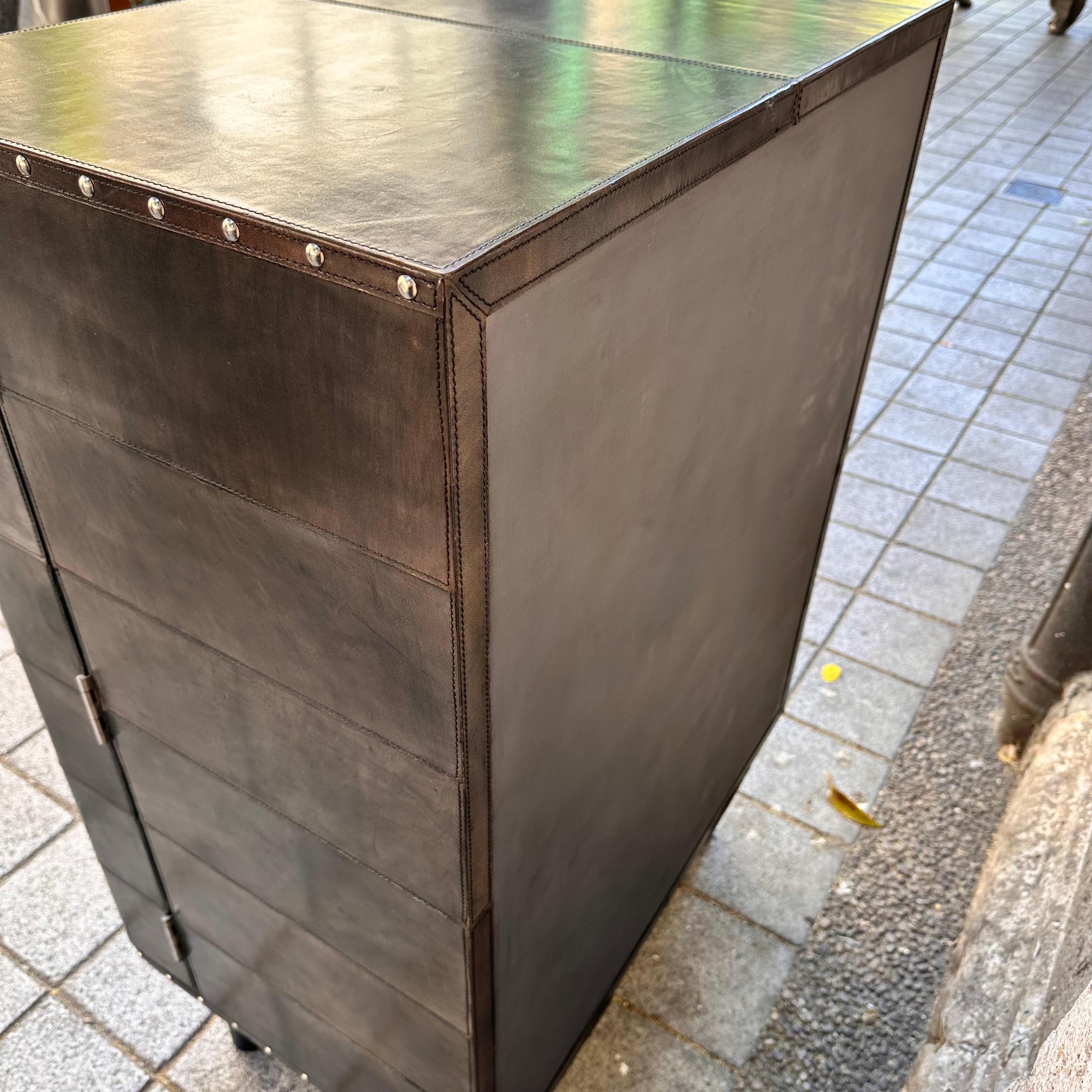 Meuble bar italien sur mesure en cuir poli et acier brun/gris en vente 10